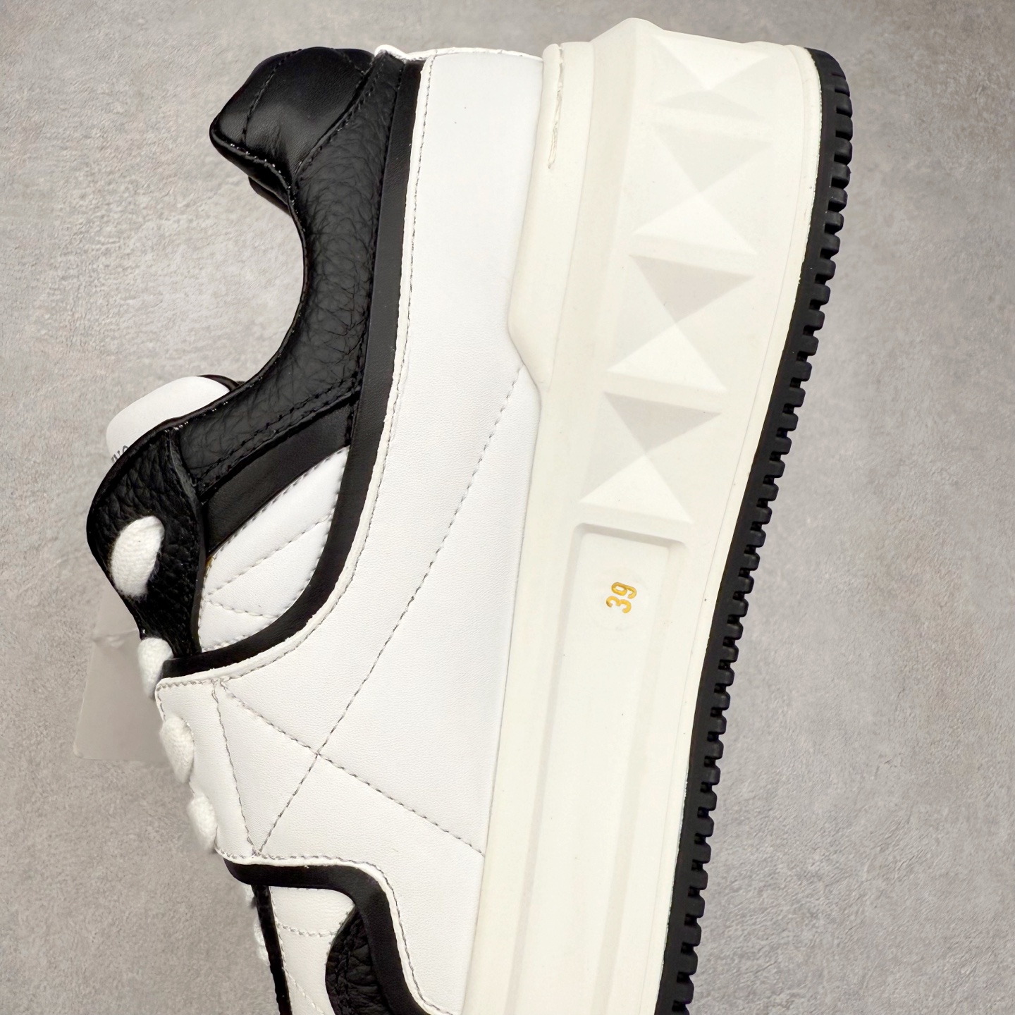 图片[7]-Valentino 华伦天奴 新款休闲鞋走秀情侣爆款 粗鞋带面包鞋休闲鞋 Elsa Hosk张艺兴 关晓彤等众多明星同款 pink pp系列芭比粉被eanor Hosk 穿出了不一样的随性和时髦 阿那亚大秀可谓是刷爆了时尚圈！鞋面全油边 面料：定制牛皮+冲孔工艺，独家开模TPU大底 全套包装 尺码：35 36 37 38 39 40 41 42 43 44 45-选品中心