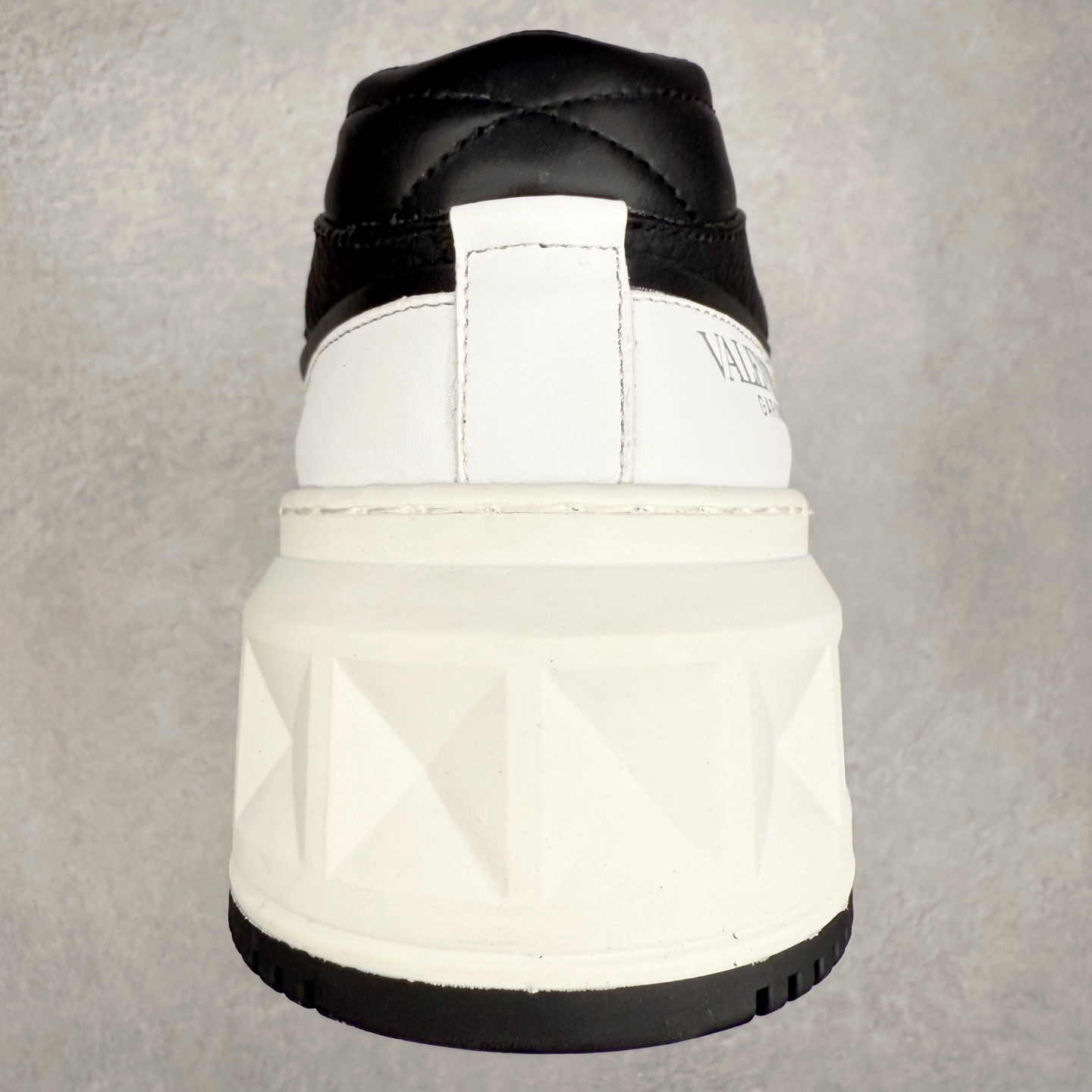 图片[8]-Valentino 华伦天奴 新款休闲鞋走秀情侣爆款 粗鞋带面包鞋休闲鞋 Elsa Hosk张艺兴 关晓彤等众多明星同款 pink pp系列芭比粉被eanor Hosk 穿出了不一样的随性和时髦 阿那亚大秀可谓是刷爆了时尚圈！鞋面全油边 面料：定制牛皮+冲孔工艺，独家开模TPU大底 全套包装 尺码：35 36 37 38 39 40 41 42 43 44 45-选品中心