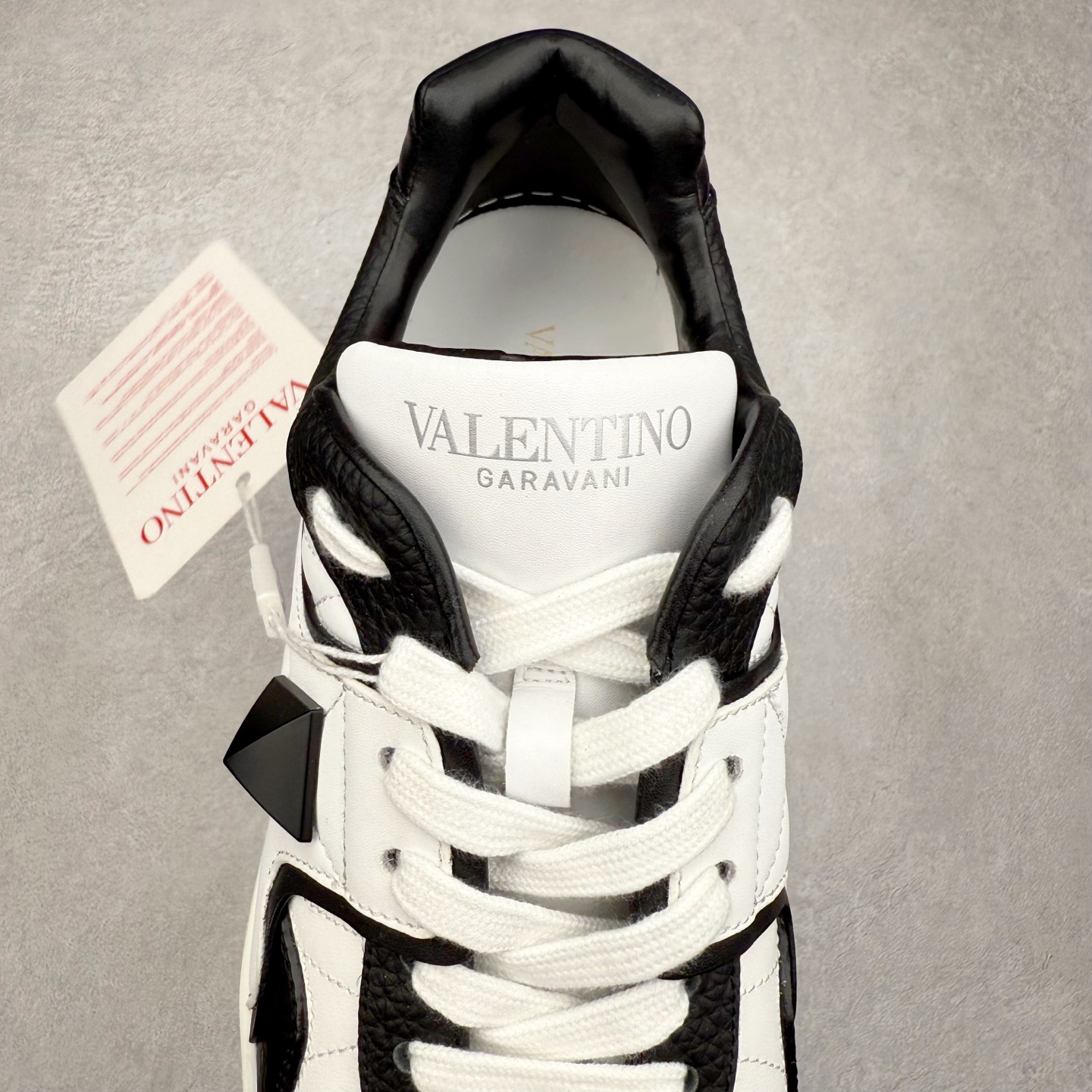 图片[5]-Valentino 华伦天奴 新款休闲鞋走秀情侣爆款 粗鞋带面包鞋休闲鞋 Elsa Hosk张艺兴 关晓彤等众多明星同款 pink pp系列芭比粉被eanor Hosk 穿出了不一样的随性和时髦 阿那亚大秀可谓是刷爆了时尚圈！鞋面全油边 面料：定制牛皮+冲孔工艺，独家开模TPU大底 全套包装 尺码：35 36 37 38 39 40 41 42 43 44 45-选品中心