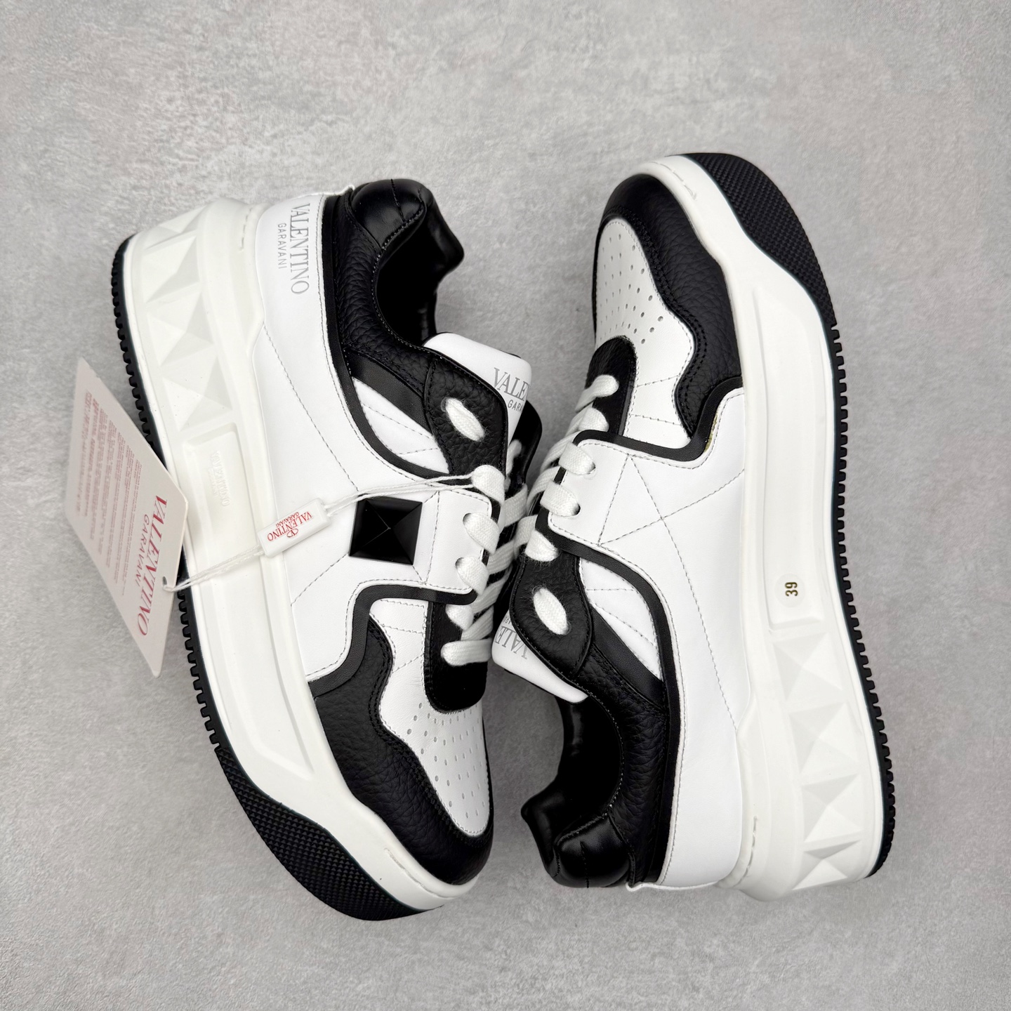 图片[3]-Valentino 华伦天奴 新款休闲鞋走秀情侣爆款 粗鞋带面包鞋休闲鞋 Elsa Hosk张艺兴 关晓彤等众多明星同款 pink pp系列芭比粉被eanor Hosk 穿出了不一样的随性和时髦 阿那亚大秀可谓是刷爆了时尚圈！鞋面全油边 面料：定制牛皮+冲孔工艺，独家开模TPU大底 全套包装 尺码：35 36 37 38 39 40 41 42 43 44 45-选品中心