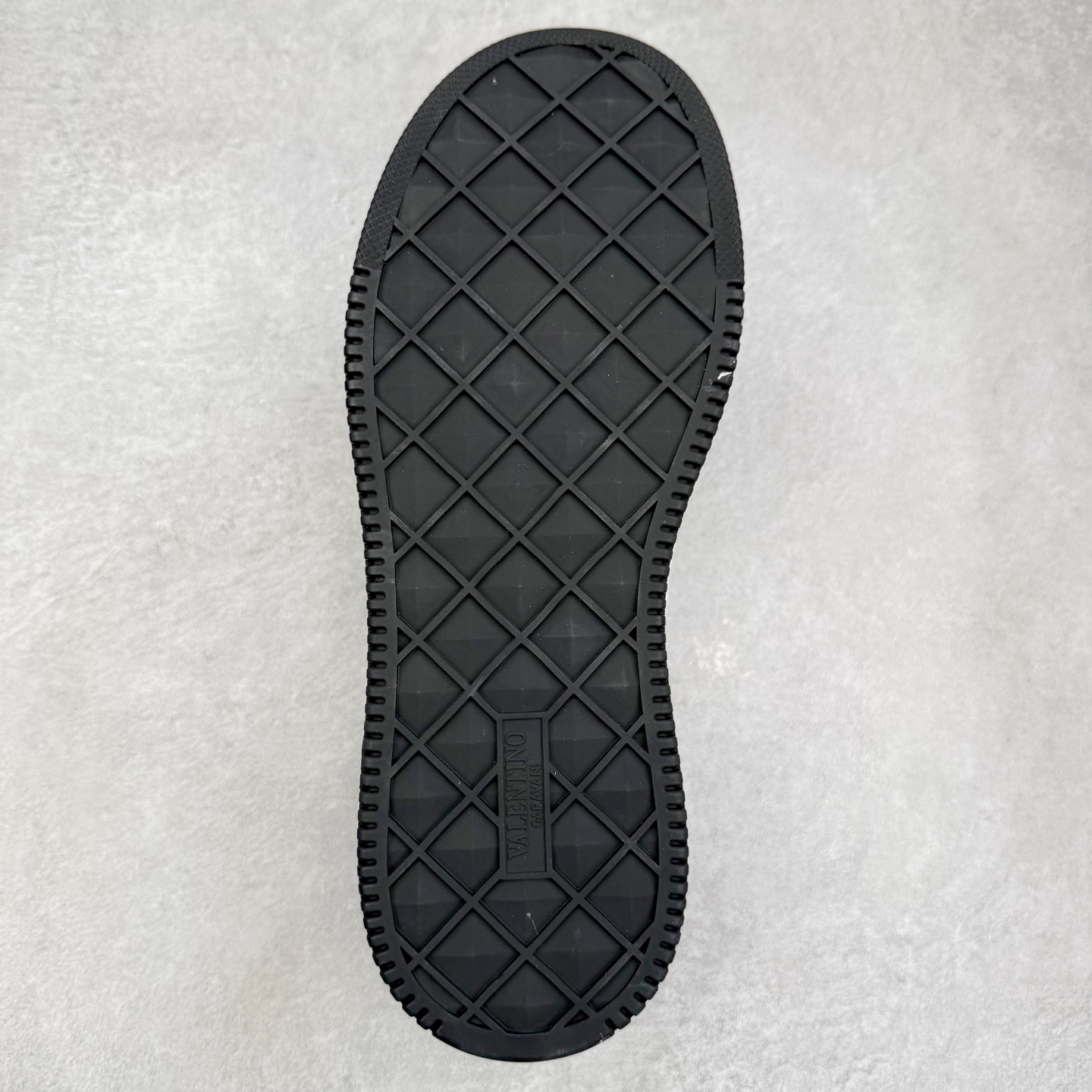 图片[9]-Valentino 华伦天奴 新款休闲鞋走秀情侣爆款 粗鞋带面包鞋休闲鞋 Elsa Hosk张艺兴 关晓彤等众多明星同款 pink pp系列芭比粉被eanor Hosk 穿出了不一样的随性和时髦 阿那亚大秀可谓是刷爆了时尚圈！鞋面全油边 面料：定制牛皮+冲孔工艺，独家开模TPU大底 全套包装 尺码：35 36 37 38 39 40 41 42 43 44 45-选品中心