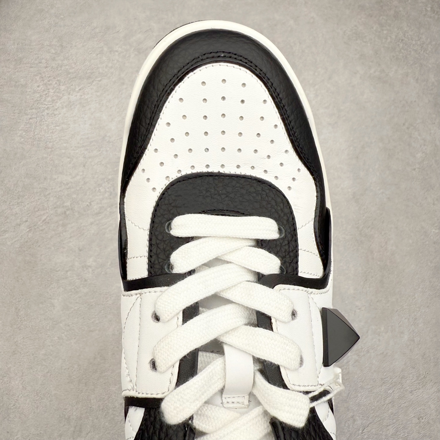 图片[4]-Valentino 华伦天奴 新款休闲鞋走秀情侣爆款 粗鞋带面包鞋休闲鞋 Elsa Hosk张艺兴 关晓彤等众多明星同款 pink pp系列芭比粉被eanor Hosk 穿出了不一样的随性和时髦 阿那亚大秀可谓是刷爆了时尚圈！鞋面全油边 面料：定制牛皮+冲孔工艺，独家开模TPU大底 全套包装 尺码：35 36 37 38 39 40 41 42 43 44 45-选品中心