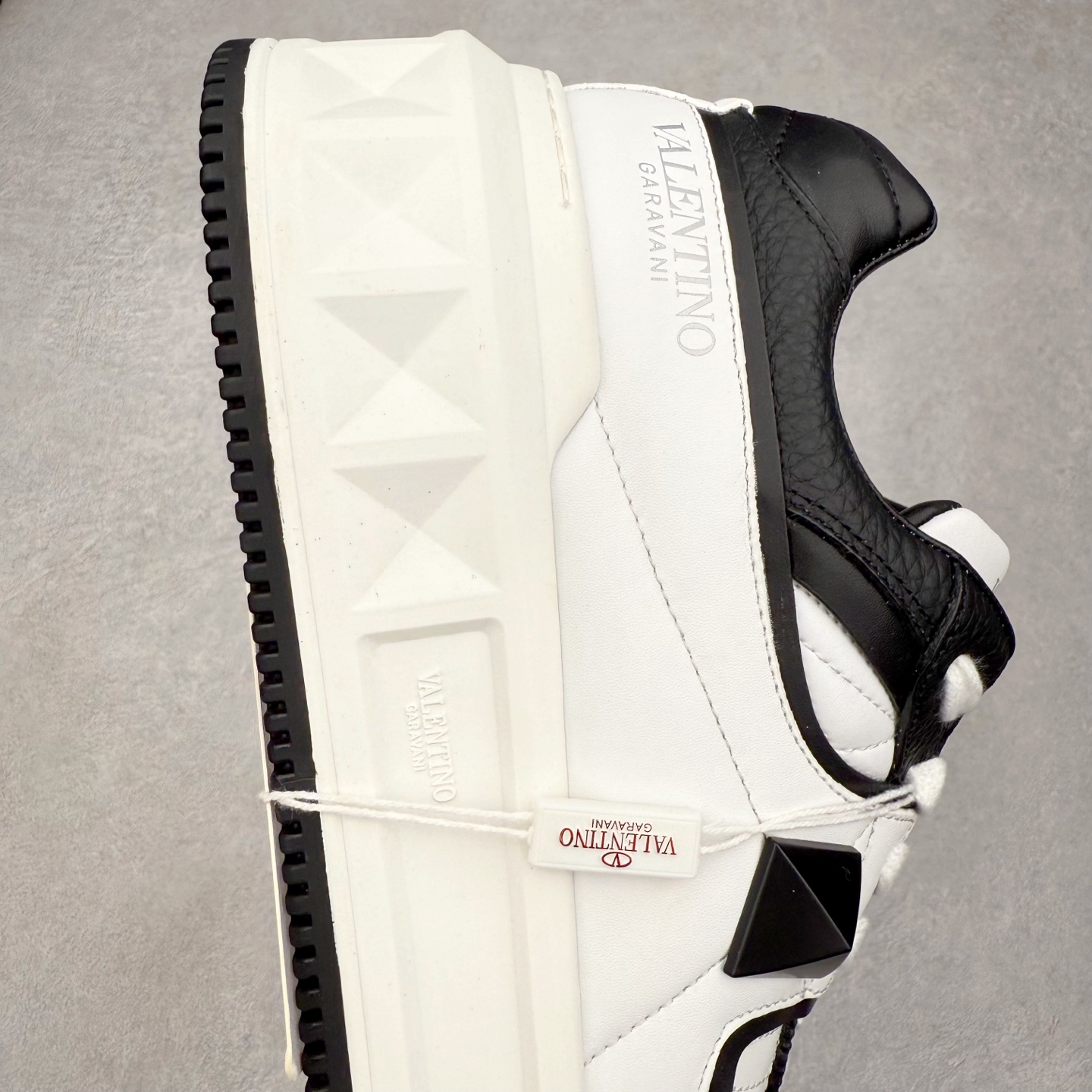 图片[6]-Valentino 华伦天奴 新款休闲鞋走秀情侣爆款 粗鞋带面包鞋休闲鞋 Elsa Hosk张艺兴 关晓彤等众多明星同款 pink pp系列芭比粉被eanor Hosk 穿出了不一样的随性和时髦 阿那亚大秀可谓是刷爆了时尚圈！鞋面全油边 面料：定制牛皮+冲孔工艺，独家开模TPU大底 全套包装 尺码：35 36 37 38 39 40 41 42 43 44 45-选品中心