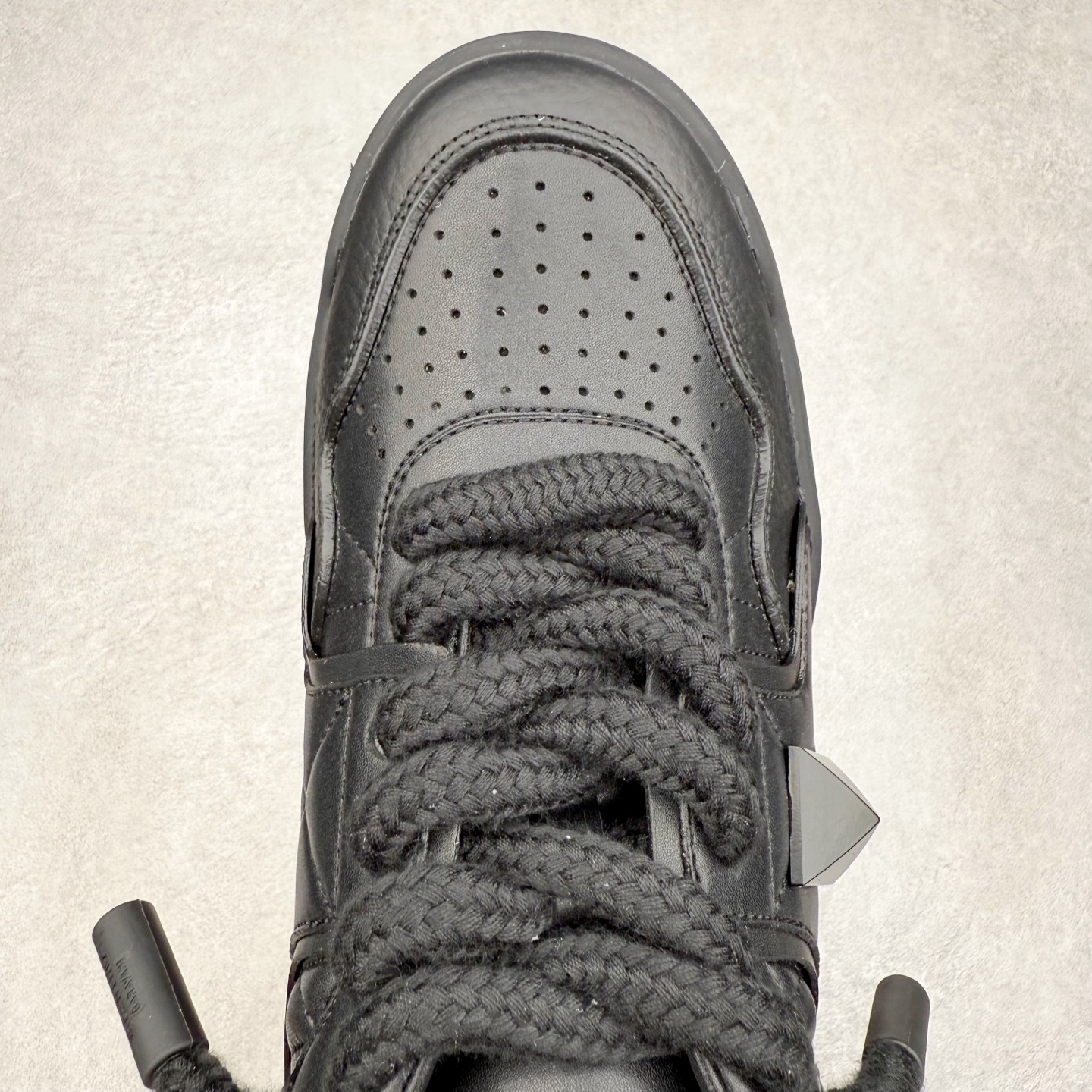 图片[4]-Valentino 华伦天奴 新款休闲鞋走秀情侣爆款 粗鞋带面包鞋休闲鞋 Elsa Hosk张艺兴 关晓彤等众多明星同款 pink pp系列芭比粉被eanor Hosk 穿出了不一样的随性和时髦 阿那亚大秀可谓是刷爆了时尚圈！鞋面全油边 面料：定制牛皮+冲孔工艺，独家开模TPU大底 全套包装 尺码：35 36 37 38 39 40 41 42 43 44 45-选品中心