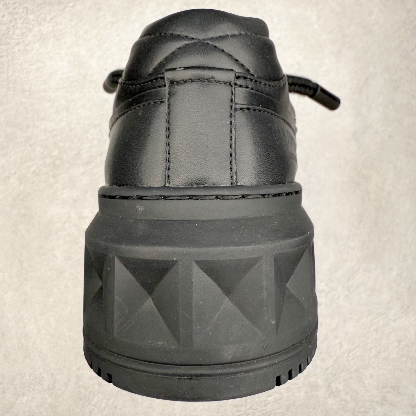 图片[8]-Valentino 华伦天奴 新款休闲鞋走秀情侣爆款 粗鞋带面包鞋休闲鞋 Elsa Hosk张艺兴 关晓彤等众多明星同款 pink pp系列芭比粉被eanor Hosk 穿出了不一样的随性和时髦 阿那亚大秀可谓是刷爆了时尚圈！鞋面全油边 面料：定制牛皮+冲孔工艺，独家开模TPU大底 全套包装 尺码：35 36 37 38 39 40 41 42 43 44 45-选品中心