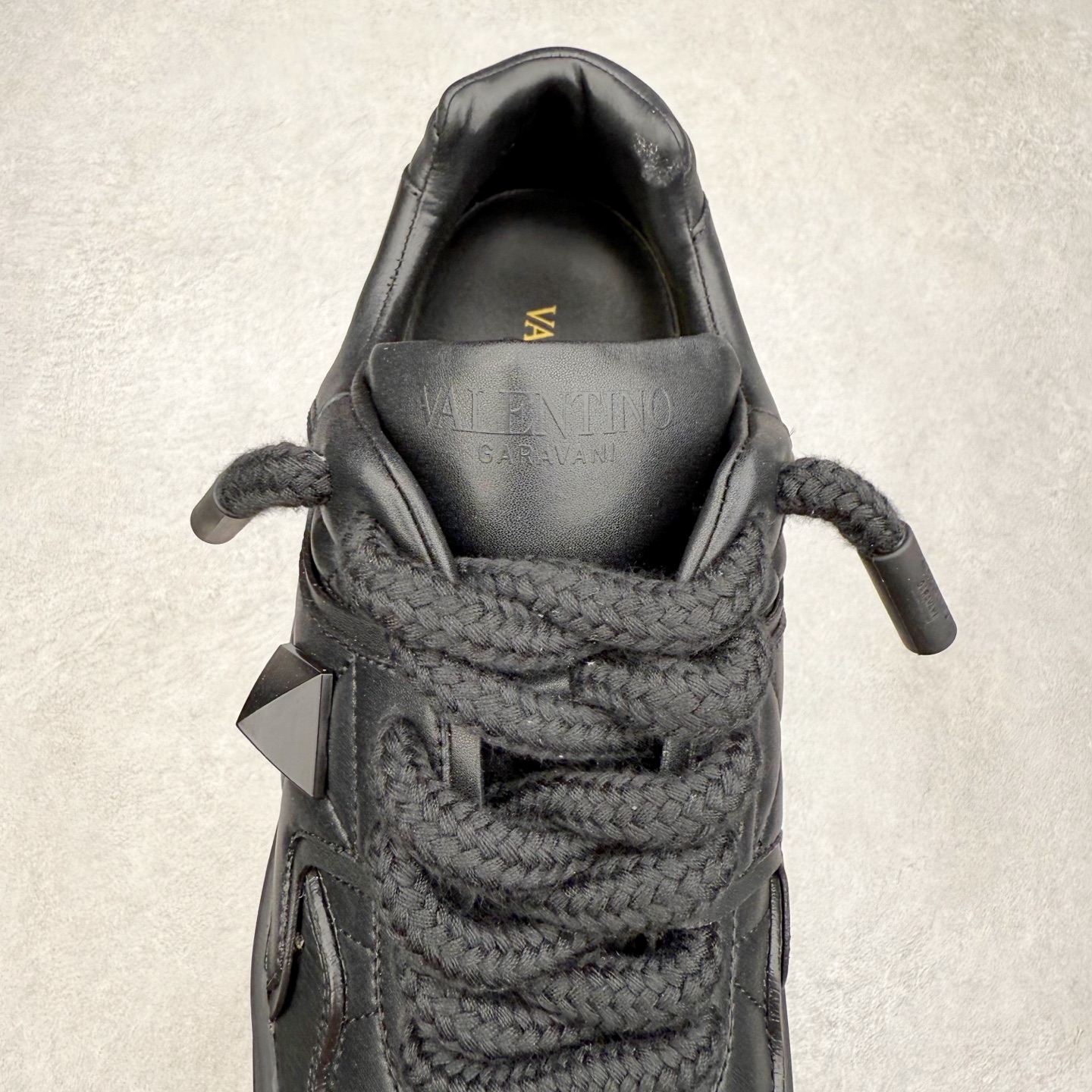 图片[5]-Valentino 华伦天奴 新款休闲鞋走秀情侣爆款 粗鞋带面包鞋休闲鞋 Elsa Hosk张艺兴 关晓彤等众多明星同款 pink pp系列芭比粉被eanor Hosk 穿出了不一样的随性和时髦 阿那亚大秀可谓是刷爆了时尚圈！鞋面全油边 面料：定制牛皮+冲孔工艺，独家开模TPU大底 全套包装 尺码：35 36 37 38 39 40 41 42 43 44 45-选品中心