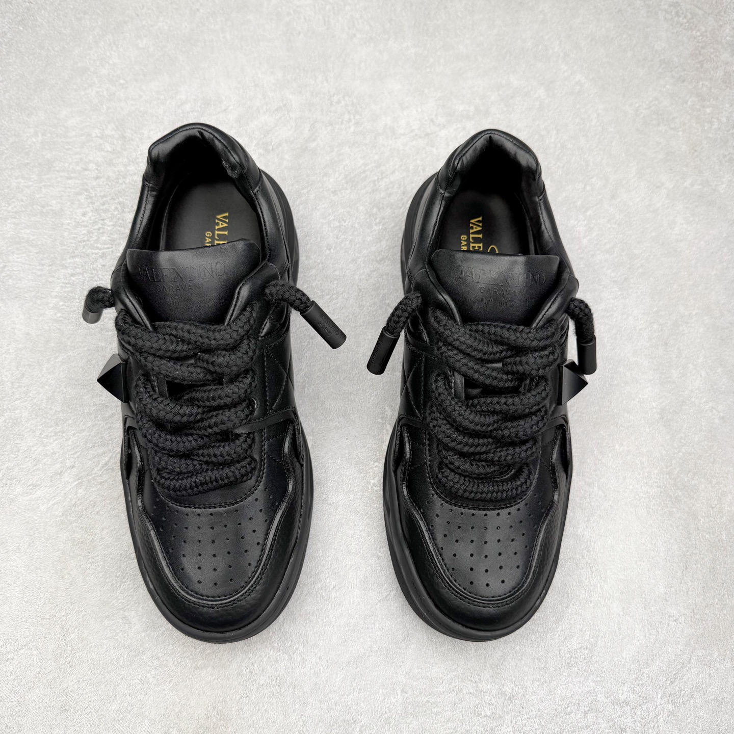 图片[2]-Valentino 华伦天奴 新款休闲鞋走秀情侣爆款 粗鞋带面包鞋休闲鞋 Elsa Hosk张艺兴 关晓彤等众多明星同款 pink pp系列芭比粉被eanor Hosk 穿出了不一样的随性和时髦 阿那亚大秀可谓是刷爆了时尚圈！鞋面全油边 面料：定制牛皮+冲孔工艺，独家开模TPU大底 全套包装 尺码：35 36 37 38 39 40 41 42 43 44 45-选品中心