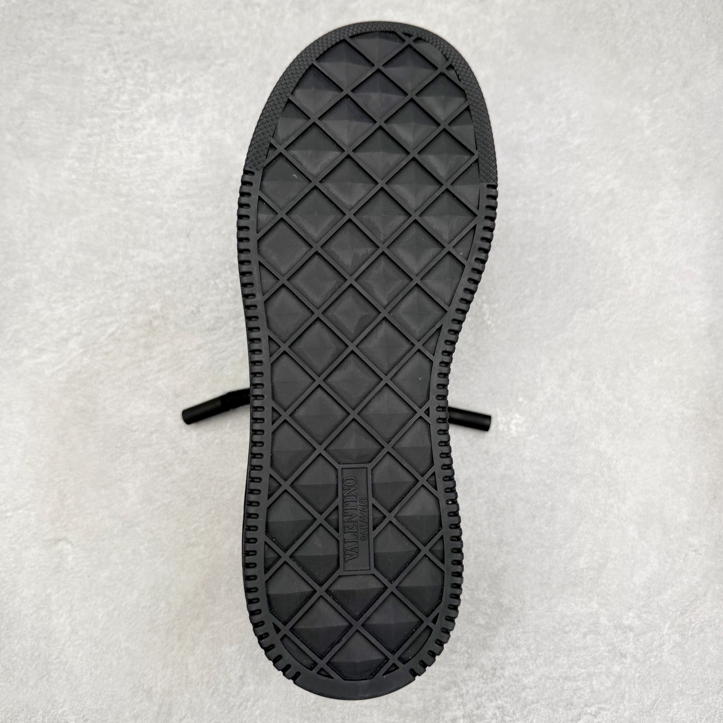 图片[9]-Valentino 华伦天奴 新款休闲鞋走秀情侣爆款 粗鞋带面包鞋休闲鞋 Elsa Hosk张艺兴 关晓彤等众多明星同款 pink pp系列芭比粉被eanor Hosk 穿出了不一样的随性和时髦 阿那亚大秀可谓是刷爆了时尚圈！鞋面全油边 面料：定制牛皮+冲孔工艺，独家开模TPU大底 全套包装 尺码：35 36 37 38 39 40 41 42 43 44 45-选品中心