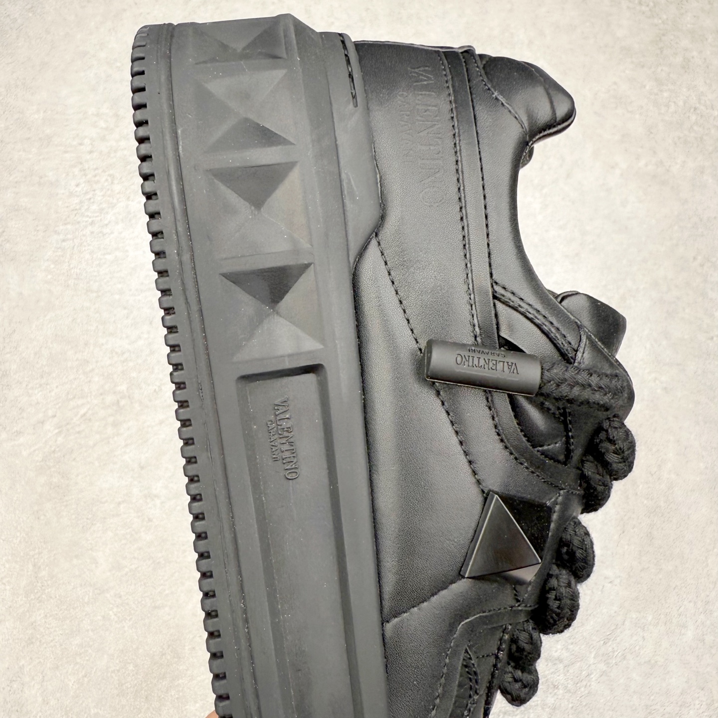 图片[6]-Valentino 华伦天奴 新款休闲鞋走秀情侣爆款 粗鞋带面包鞋休闲鞋 Elsa Hosk张艺兴 关晓彤等众多明星同款 pink pp系列芭比粉被eanor Hosk 穿出了不一样的随性和时髦 阿那亚大秀可谓是刷爆了时尚圈！鞋面全油边 面料：定制牛皮+冲孔工艺，独家开模TPU大底 全套包装 尺码：35 36 37 38 39 40 41 42 43 44 45-选品中心