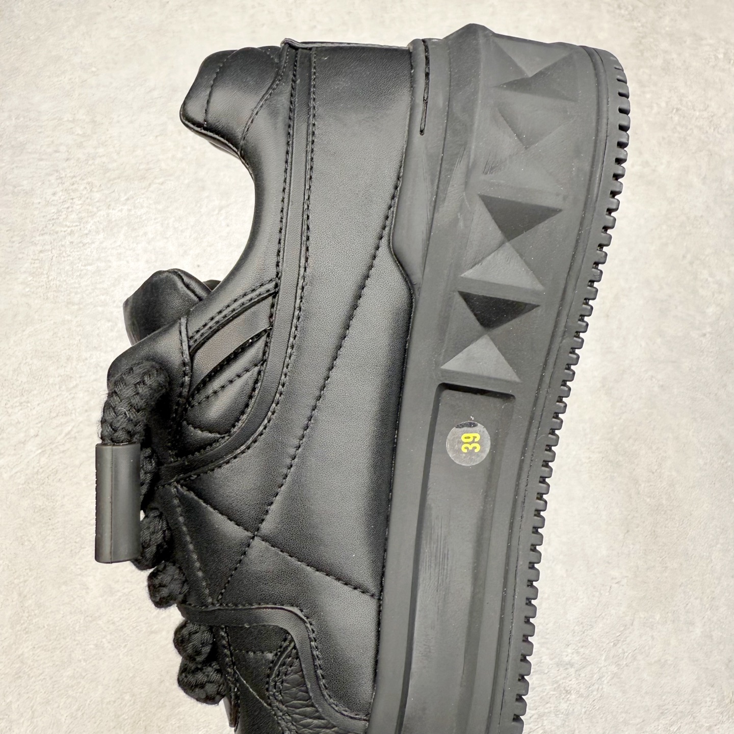 图片[7]-Valentino 华伦天奴 新款休闲鞋走秀情侣爆款 粗鞋带面包鞋休闲鞋 Elsa Hosk张艺兴 关晓彤等众多明星同款 pink pp系列芭比粉被eanor Hosk 穿出了不一样的随性和时髦 阿那亚大秀可谓是刷爆了时尚圈！鞋面全油边 面料：定制牛皮+冲孔工艺，独家开模TPU大底 全套包装 尺码：35 36 37 38 39 40 41 42 43 44 45-选品中心