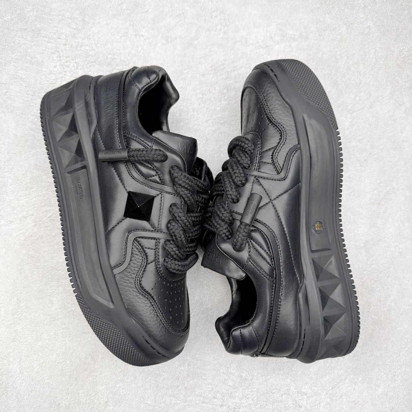 图片[3]-Valentino 华伦天奴 新款休闲鞋走秀情侣爆款 粗鞋带面包鞋休闲鞋 Elsa Hosk张艺兴 关晓彤等众多明星同款 pink pp系列芭比粉被eanor Hosk 穿出了不一样的随性和时髦 阿那亚大秀可谓是刷爆了时尚圈！鞋面全油边 面料：定制牛皮+冲孔工艺，独家开模TPU大底 全套包装 尺码：35 36 37 38 39 40 41 42 43 44 45-选品中心