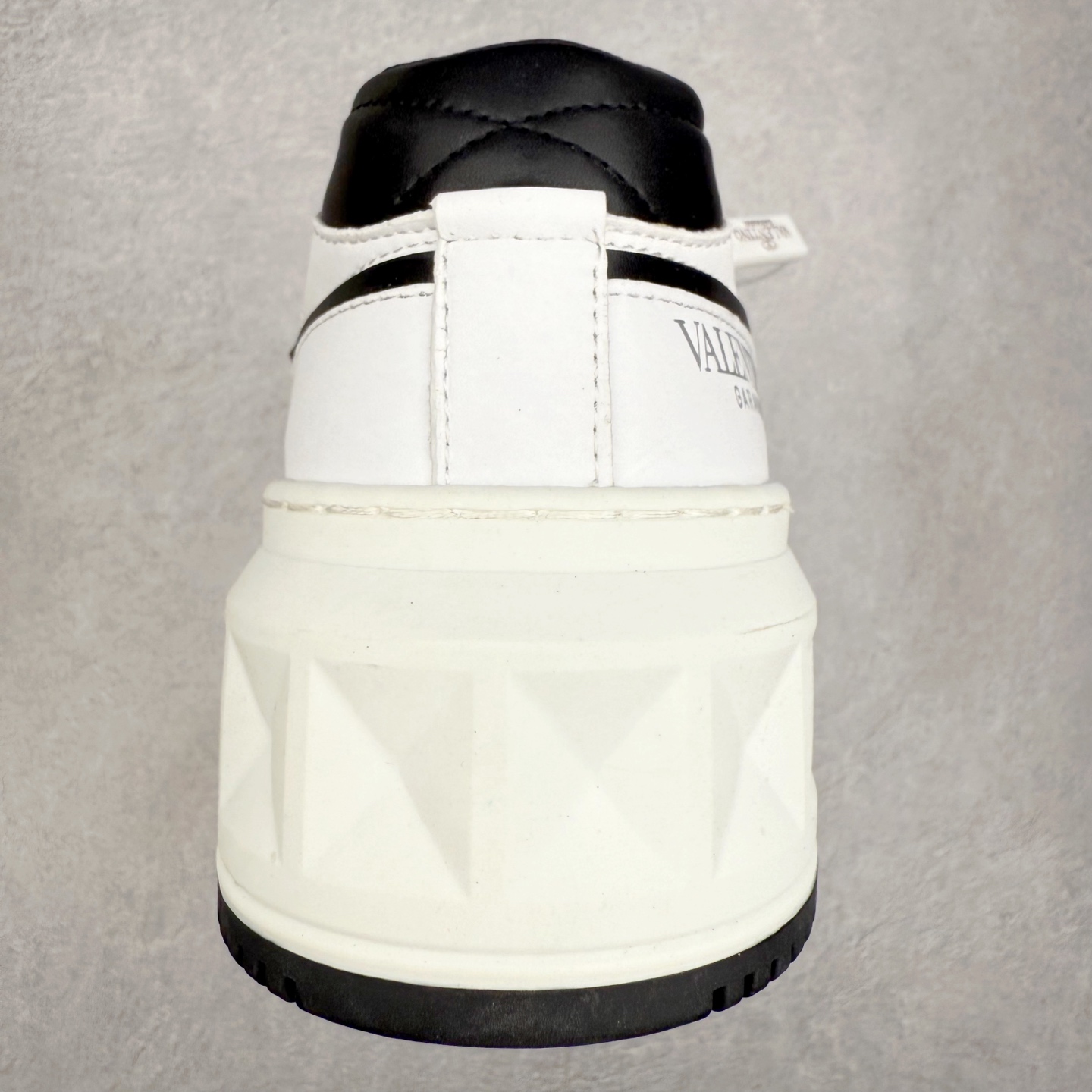 图片[8]-Valentino 华伦天奴 新款休闲鞋走秀情侣爆款 粗鞋带面包鞋休闲鞋 Elsa Hosk张艺兴 关晓彤等众多明星同款 pink pp系列芭比粉被eanor Hosk 穿出了不一样的随性和时髦 阿那亚大秀可谓是刷爆了时尚圈！鞋面全油边 面料：定制牛皮+冲孔工艺，独家开模TPU大底 全套包装 尺码：35 36 37 38 39 40 41 42 43 44 45-选品中心