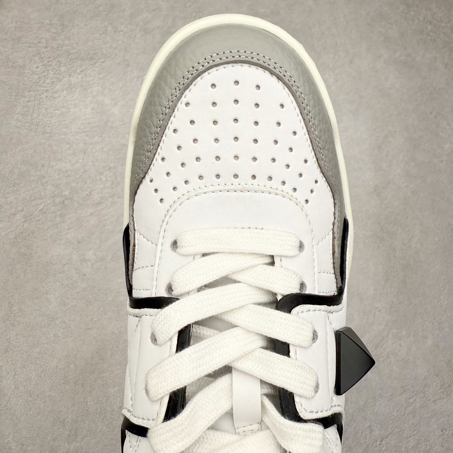 图片[4]-Valentino 华伦天奴 新款休闲鞋走秀情侣爆款 粗鞋带面包鞋休闲鞋 Elsa Hosk张艺兴 关晓彤等众多明星同款 pink pp系列芭比粉被eanor Hosk 穿出了不一样的随性和时髦 阿那亚大秀可谓是刷爆了时尚圈！鞋面全油边 面料：定制牛皮+冲孔工艺，独家开模TPU大底 全套包装 尺码：35 36 37 38 39 40 41 42 43 44 45-选品中心