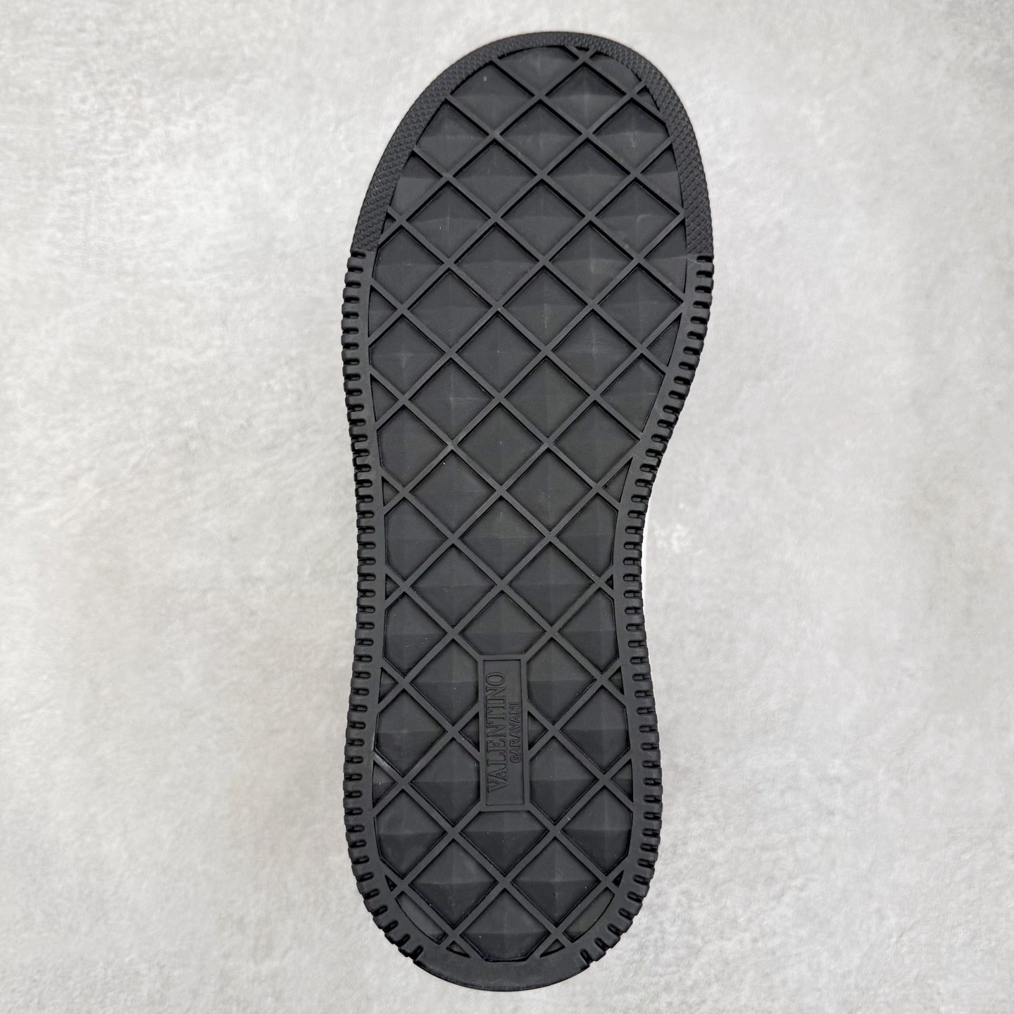 图片[9]-Valentino 华伦天奴 新款休闲鞋走秀情侣爆款 粗鞋带面包鞋休闲鞋 Elsa Hosk张艺兴 关晓彤等众多明星同款 pink pp系列芭比粉被eanor Hosk 穿出了不一样的随性和时髦 阿那亚大秀可谓是刷爆了时尚圈！鞋面全油边 面料：定制牛皮+冲孔工艺，独家开模TPU大底 全套包装 尺码：35 36 37 38 39 40 41 42 43 44 45-选品中心