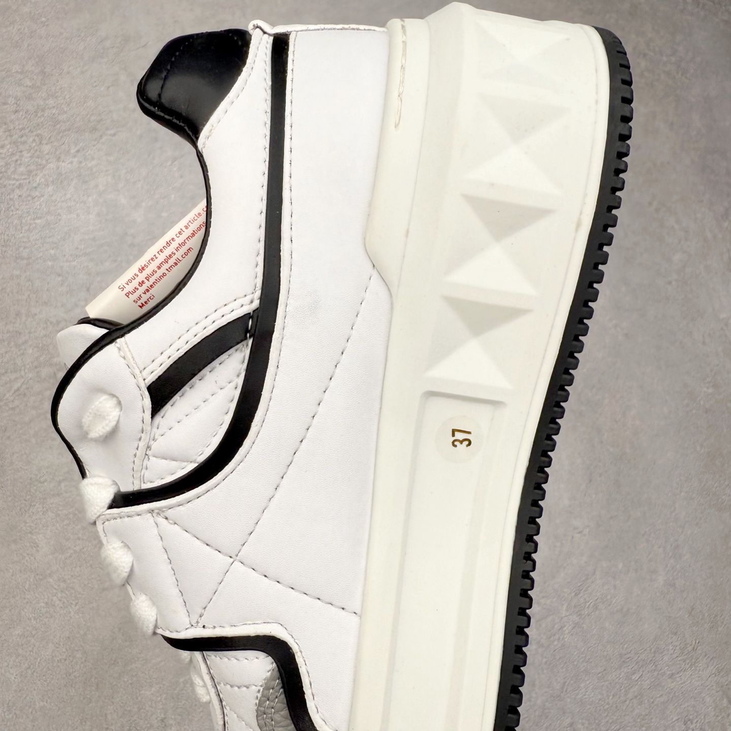 图片[7]-Valentino 华伦天奴 新款休闲鞋走秀情侣爆款 粗鞋带面包鞋休闲鞋 Elsa Hosk张艺兴 关晓彤等众多明星同款 pink pp系列芭比粉被eanor Hosk 穿出了不一样的随性和时髦 阿那亚大秀可谓是刷爆了时尚圈！鞋面全油边 面料：定制牛皮+冲孔工艺，独家开模TPU大底 全套包装 尺码：35 36 37 38 39 40 41 42 43 44 45-选品中心