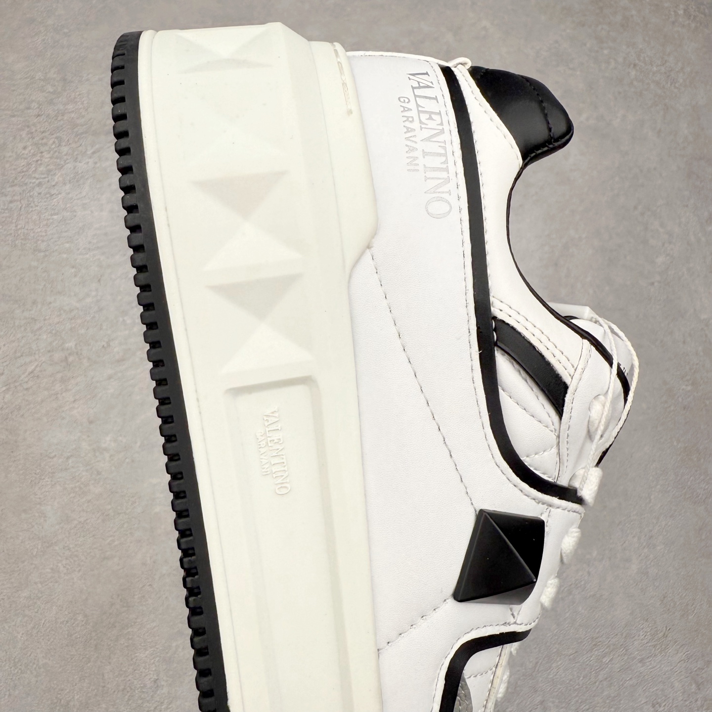 图片[6]-Valentino 华伦天奴 新款休闲鞋走秀情侣爆款 粗鞋带面包鞋休闲鞋 Elsa Hosk张艺兴 关晓彤等众多明星同款 pink pp系列芭比粉被eanor Hosk 穿出了不一样的随性和时髦 阿那亚大秀可谓是刷爆了时尚圈！鞋面全油边 面料：定制牛皮+冲孔工艺，独家开模TPU大底 全套包装 尺码：35 36 37 38 39 40 41 42 43 44 45-选品中心