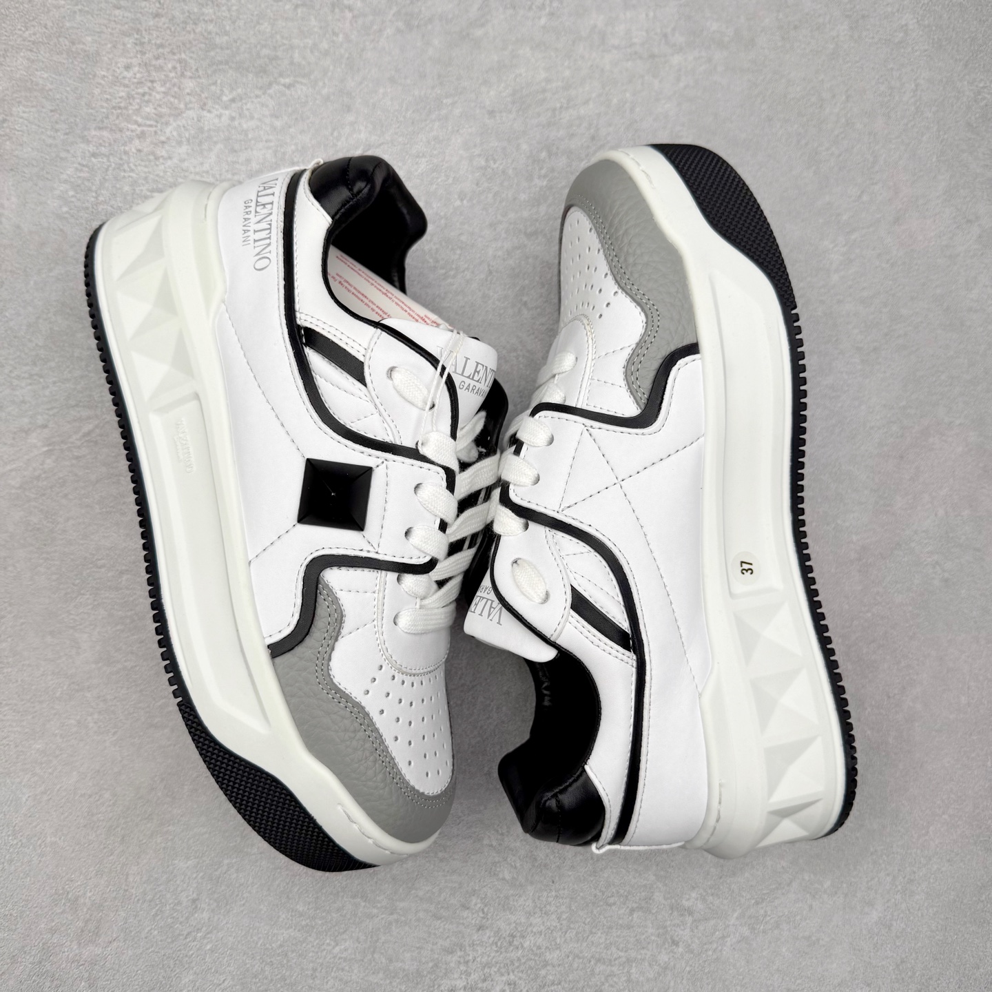 图片[3]-Valentino 华伦天奴 新款休闲鞋走秀情侣爆款 粗鞋带面包鞋休闲鞋 Elsa Hosk张艺兴 关晓彤等众多明星同款 pink pp系列芭比粉被eanor Hosk 穿出了不一样的随性和时髦 阿那亚大秀可谓是刷爆了时尚圈！鞋面全油边 面料：定制牛皮+冲孔工艺，独家开模TPU大底 全套包装 尺码：35 36 37 38 39 40 41 42 43 44 45-选品中心