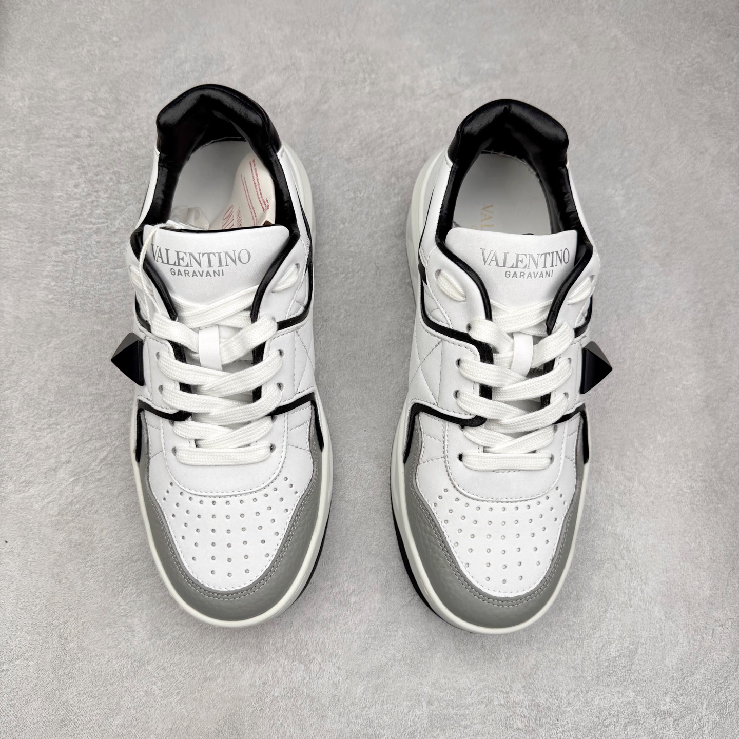 图片[2]-Valentino 华伦天奴 新款休闲鞋走秀情侣爆款 粗鞋带面包鞋休闲鞋 Elsa Hosk张艺兴 关晓彤等众多明星同款 pink pp系列芭比粉被eanor Hosk 穿出了不一样的随性和时髦 阿那亚大秀可谓是刷爆了时尚圈！鞋面全油边 面料：定制牛皮+冲孔工艺，独家开模TPU大底 全套包装 尺码：35 36 37 38 39 40 41 42 43 44 45-选品中心