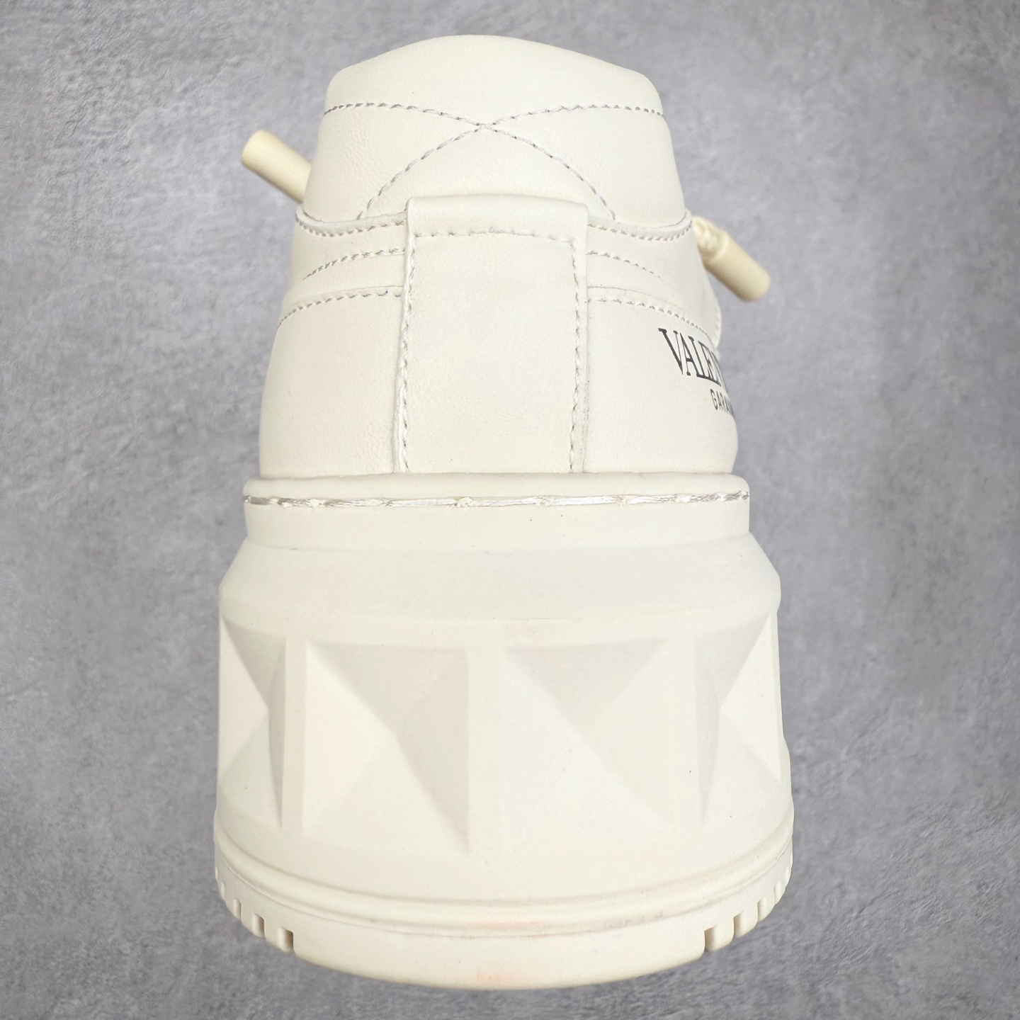 图片[8]-Valentino 华伦天奴 新款休闲鞋走秀情侣爆款 粗鞋带面包鞋休闲鞋 Elsa Hosk张艺兴 关晓彤等众多明星同款 pink pp系列芭比粉被eanor Hosk 穿出了不一样的随性和时髦 阿那亚大秀可谓是刷爆了时尚圈！鞋面全油边 面料：定制牛皮+冲孔工艺，独家开模TPU大底 全套包装 尺码：35 36 37 38 39 40 41 42 43 44 45-选品中心