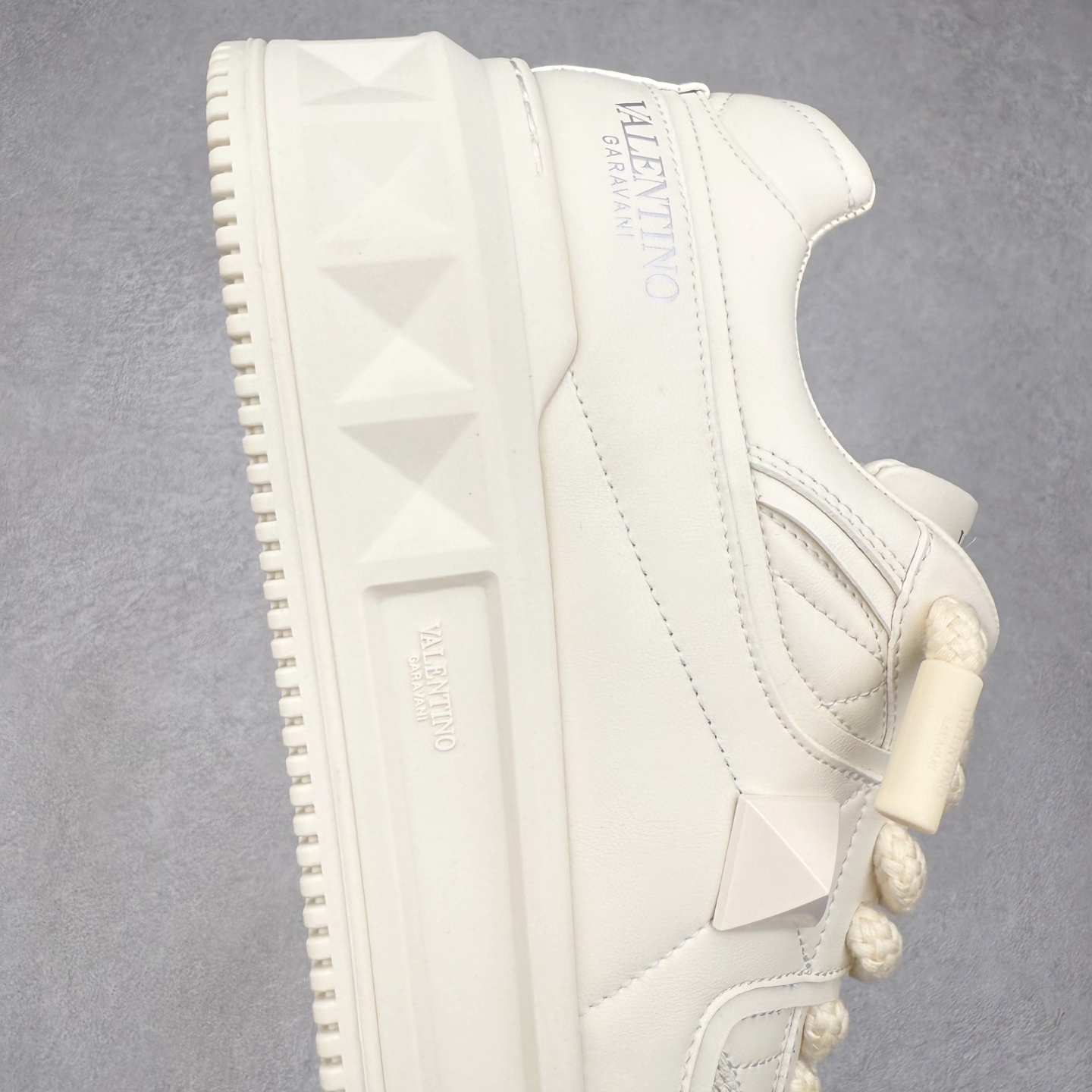 图片[6]-Valentino 华伦天奴 新款休闲鞋走秀情侣爆款 粗鞋带面包鞋休闲鞋 Elsa Hosk张艺兴 关晓彤等众多明星同款 pink pp系列芭比粉被eanor Hosk 穿出了不一样的随性和时髦 阿那亚大秀可谓是刷爆了时尚圈！鞋面全油边 面料：定制牛皮+冲孔工艺，独家开模TPU大底 全套包装 尺码：35 36 37 38 39 40 41 42 43 44 45-选品中心