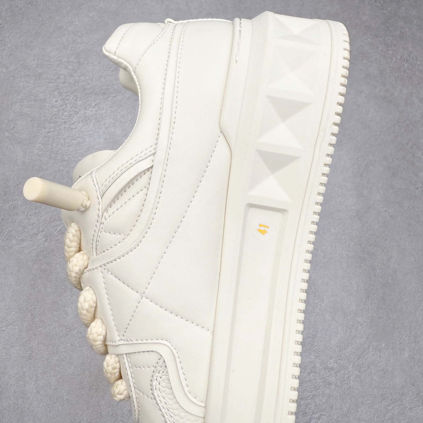 图片[7]-Valentino 华伦天奴 新款休闲鞋走秀情侣爆款 粗鞋带面包鞋休闲鞋 Elsa Hosk张艺兴 关晓彤等众多明星同款 pink pp系列芭比粉被eanor Hosk 穿出了不一样的随性和时髦 阿那亚大秀可谓是刷爆了时尚圈！鞋面全油边 面料：定制牛皮+冲孔工艺，独家开模TPU大底 全套包装 尺码：35 36 37 38 39 40 41 42 43 44 45-选品中心