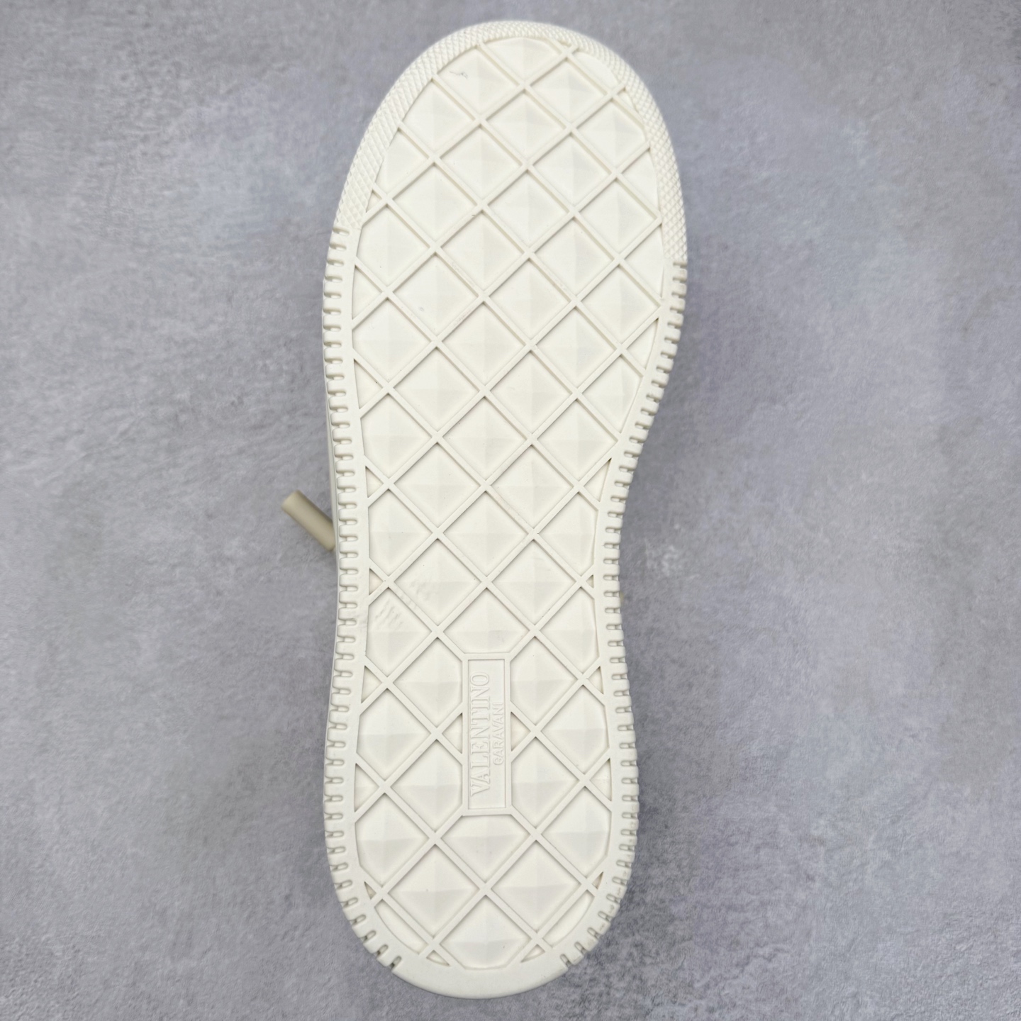 图片[9]-Valentino 华伦天奴 新款休闲鞋走秀情侣爆款 粗鞋带面包鞋休闲鞋 Elsa Hosk张艺兴 关晓彤等众多明星同款 pink pp系列芭比粉被eanor Hosk 穿出了不一样的随性和时髦 阿那亚大秀可谓是刷爆了时尚圈！鞋面全油边 面料：定制牛皮+冲孔工艺，独家开模TPU大底 全套包装 尺码：35 36 37 38 39 40 41 42 43 44 45-选品中心