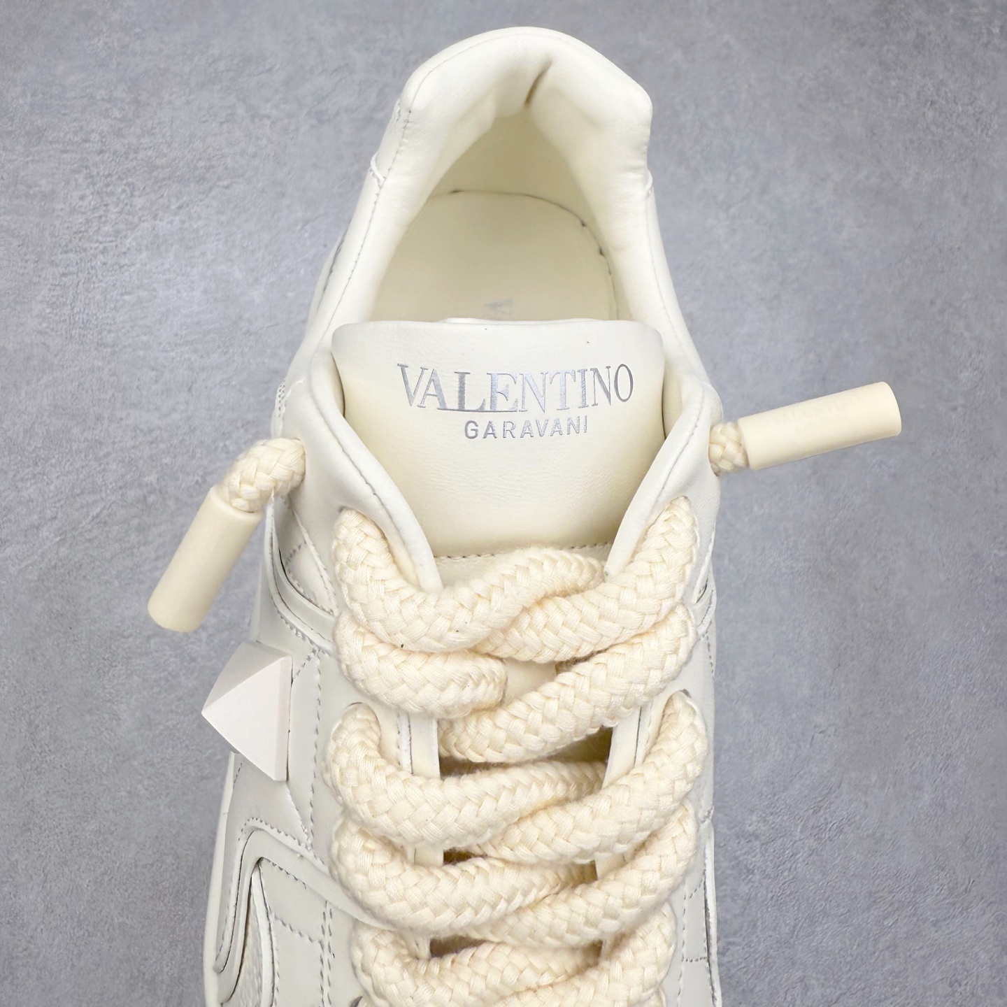 图片[5]-Valentino 华伦天奴 新款休闲鞋走秀情侣爆款 粗鞋带面包鞋休闲鞋 Elsa Hosk张艺兴 关晓彤等众多明星同款 pink pp系列芭比粉被eanor Hosk 穿出了不一样的随性和时髦 阿那亚大秀可谓是刷爆了时尚圈！鞋面全油边 面料：定制牛皮+冲孔工艺，独家开模TPU大底 全套包装 尺码：35 36 37 38 39 40 41 42 43 44 45-选品中心