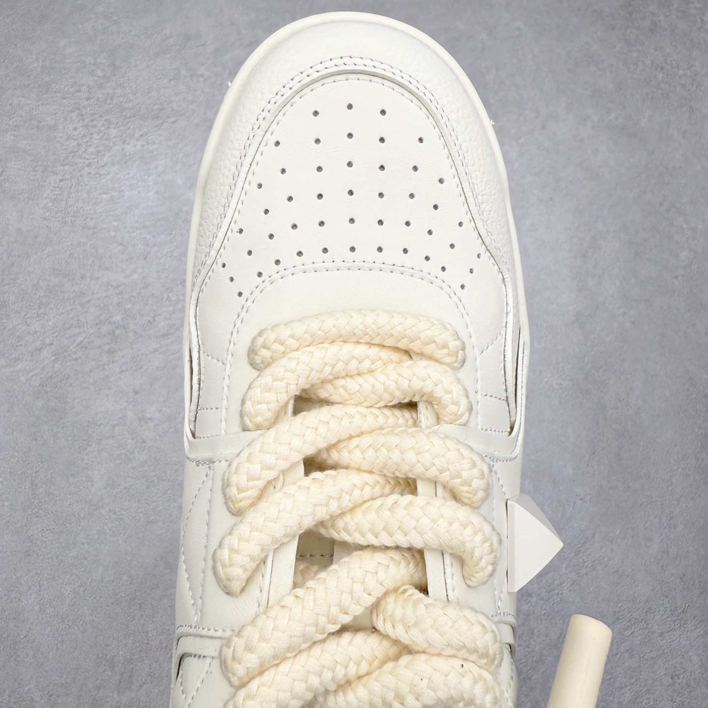 图片[4]-Valentino 华伦天奴 新款休闲鞋走秀情侣爆款 粗鞋带面包鞋休闲鞋 Elsa Hosk张艺兴 关晓彤等众多明星同款 pink pp系列芭比粉被eanor Hosk 穿出了不一样的随性和时髦 阿那亚大秀可谓是刷爆了时尚圈！鞋面全油边 面料：定制牛皮+冲孔工艺，独家开模TPU大底 全套包装 尺码：35 36 37 38 39 40 41 42 43 44 45-选品中心