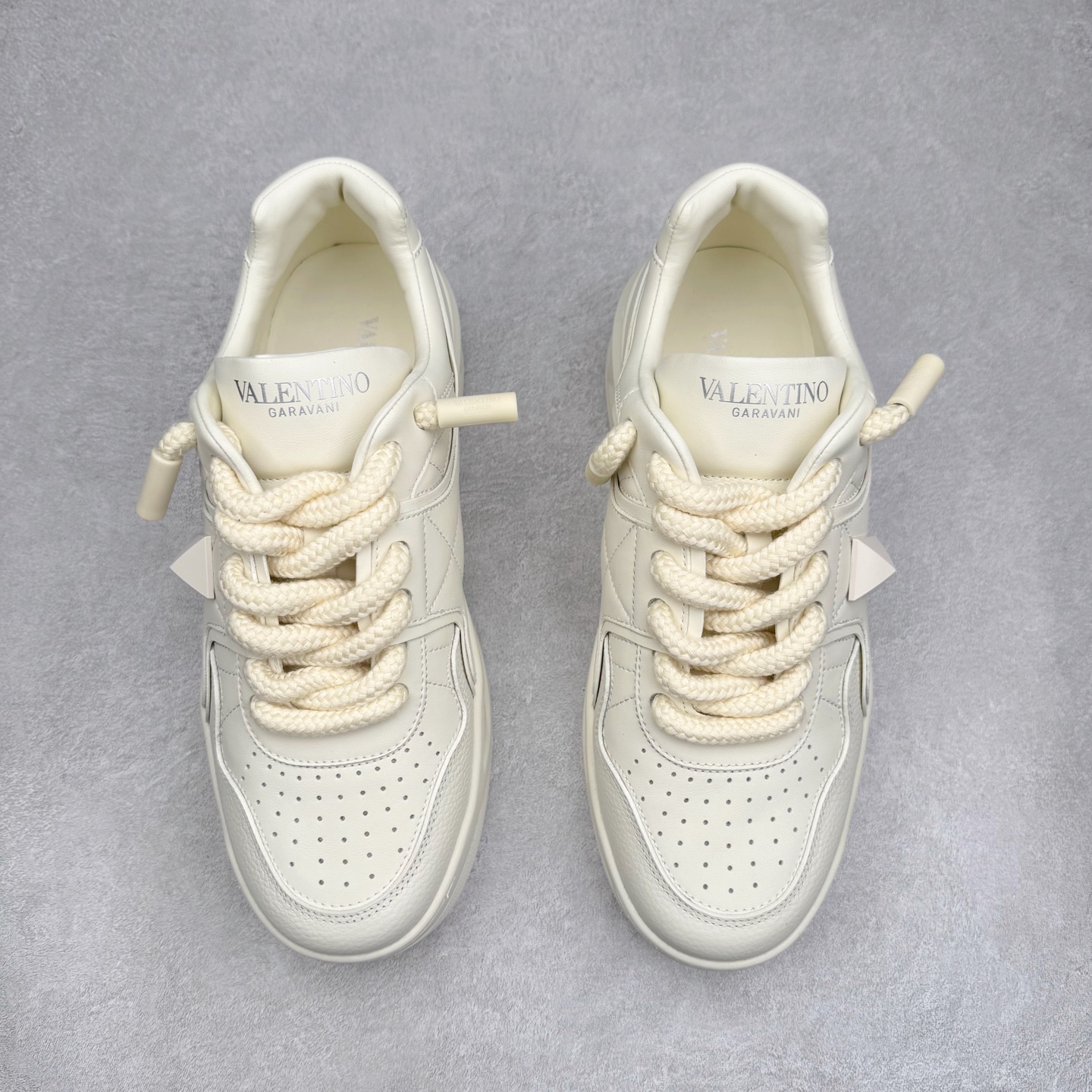 图片[2]-Valentino 华伦天奴 新款休闲鞋走秀情侣爆款 粗鞋带面包鞋休闲鞋 Elsa Hosk张艺兴 关晓彤等众多明星同款 pink pp系列芭比粉被eanor Hosk 穿出了不一样的随性和时髦 阿那亚大秀可谓是刷爆了时尚圈！鞋面全油边 面料：定制牛皮+冲孔工艺，独家开模TPU大底 全套包装 尺码：35 36 37 38 39 40 41 42 43 44 45-选品中心