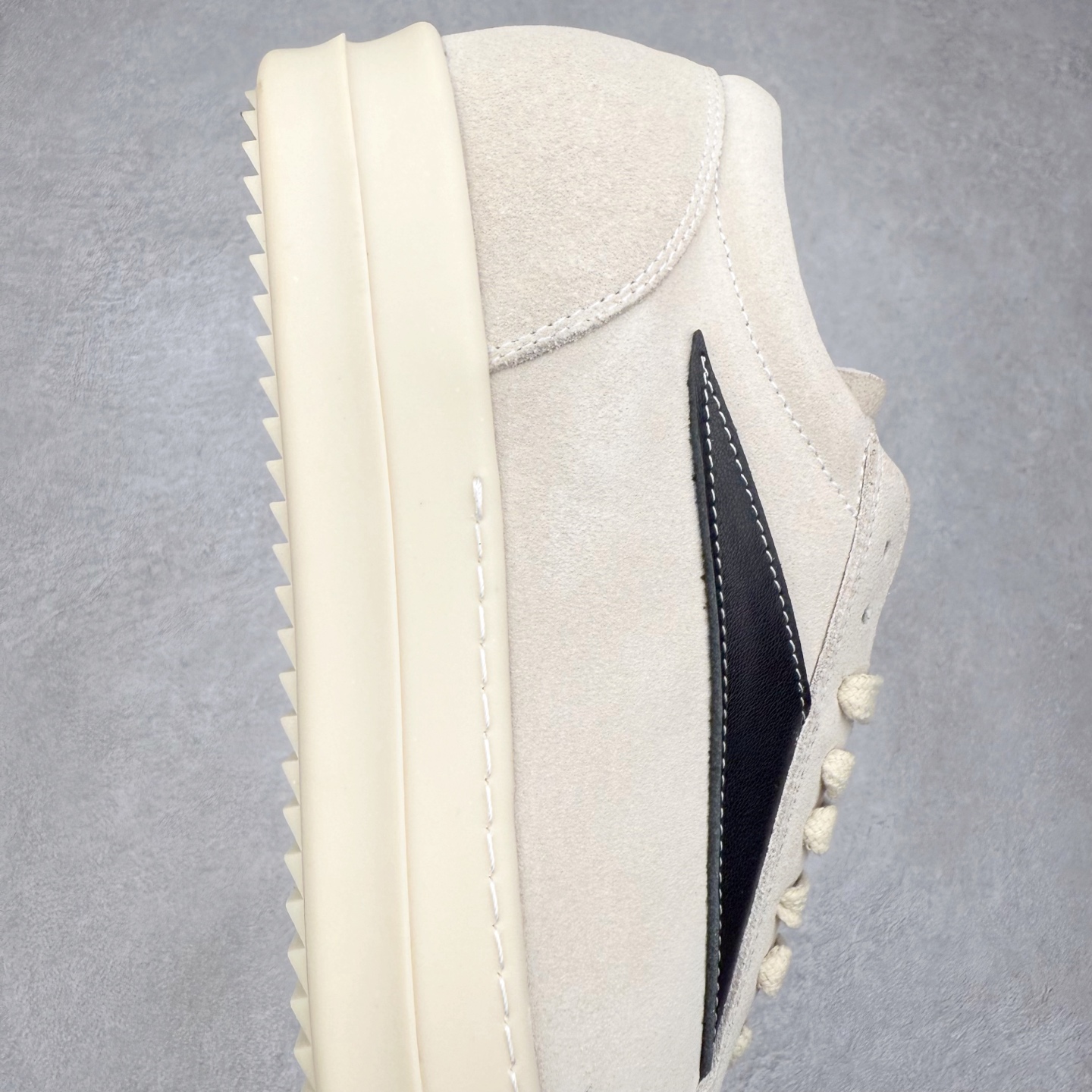 图片[6]-＃纯原 Rick Owens Edfu 瑞克·欧文斯低帮皮面时尚运动板鞋 最新版底模 drkshdw字体凸出来的 无半点色差 斜纹布的材质和间距都是极致还原 【鞋头采用原版一致工艺 又翘又歪的效果目前这个技术市面上的任何版本都达不到这个效果】【经历了3个半月时间洪师傅带领8人团队终于研究出1-1复刻还原版本 东莞厚街洪师傅是一位有着17年的开板师经验丰富的一位老师傅 一针一孔的研究 私模开发205个走针69个细节一步到位不敢说百分百💯保证有百分之98还原 慢工出细活 好的产品不怕晚 这次的开发针对艺术家 收藏家 高品质的人群 定制品牌logo的拉链 超大一比一规格礼盒装 重达3斤以上 外加定制欧文斯保护盒 配有日文、英文 双语种配件卡片 细节诠释 一件不落 鞋盒翻盖 三标 正面+底部都一一做到 虽然增加不了实质的成本 但是打磨产品的细节 再微小也会还原 尺码：38 39 40 41 42 43 44 45 46-选品中心