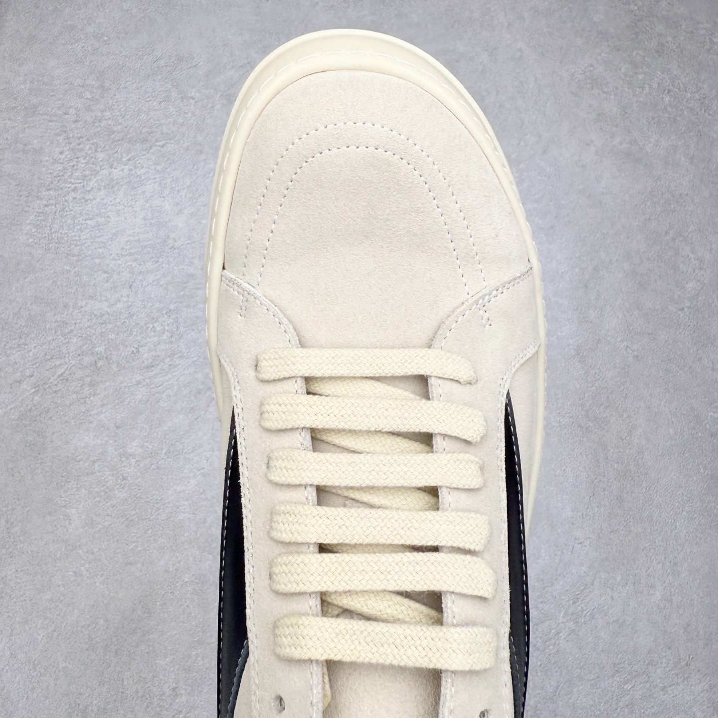 图片[4]-＃纯原 Rick Owens Edfu 瑞克·欧文斯低帮皮面时尚运动板鞋 最新版底模 drkshdw字体凸出来的 无半点色差 斜纹布的材质和间距都是极致还原 【鞋头采用原版一致工艺 又翘又歪的效果目前这个技术市面上的任何版本都达不到这个效果】【经历了3个半月时间洪师傅带领8人团队终于研究出1-1复刻还原版本 东莞厚街洪师傅是一位有着17年的开板师经验丰富的一位老师傅 一针一孔的研究 私模开发205个走针69个细节一步到位不敢说百分百💯保证有百分之98还原 慢工出细活 好的产品不怕晚 这次的开发针对艺术家 收藏家 高品质的人群 定制品牌logo的拉链 超大一比一规格礼盒装 重达3斤以上 外加定制欧文斯保护盒 配有日文、英文 双语种配件卡片 细节诠释 一件不落 鞋盒翻盖 三标 正面+底部都一一做到 虽然增加不了实质的成本 但是打磨产品的细节 再微小也会还原 尺码：38 39 40 41 42 43 44 45 46-选品中心