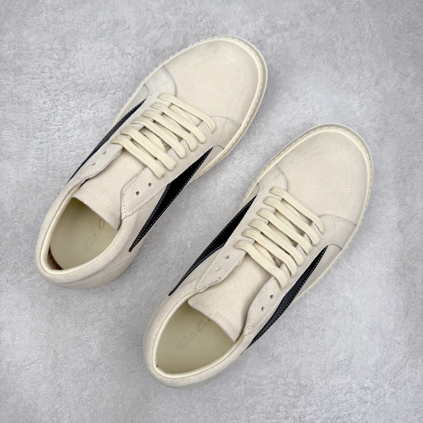 图片[3]-＃纯原 Rick Owens Edfu 瑞克·欧文斯低帮皮面时尚运动板鞋 最新版底模 drkshdw字体凸出来的 无半点色差 斜纹布的材质和间距都是极致还原 【鞋头采用原版一致工艺 又翘又歪的效果目前这个技术市面上的任何版本都达不到这个效果】【经历了3个半月时间洪师傅带领8人团队终于研究出1-1复刻还原版本 东莞厚街洪师傅是一位有着17年的开板师经验丰富的一位老师傅 一针一孔的研究 私模开发205个走针69个细节一步到位不敢说百分百💯保证有百分之98还原 慢工出细活 好的产品不怕晚 这次的开发针对艺术家 收藏家 高品质的人群 定制品牌logo的拉链 超大一比一规格礼盒装 重达3斤以上 外加定制欧文斯保护盒 配有日文、英文 双语种配件卡片 细节诠释 一件不落 鞋盒翻盖 三标 正面+底部都一一做到 虽然增加不了实质的成本 但是打磨产品的细节 再微小也会还原 尺码：38 39 40 41 42 43 44 45 46-选品中心