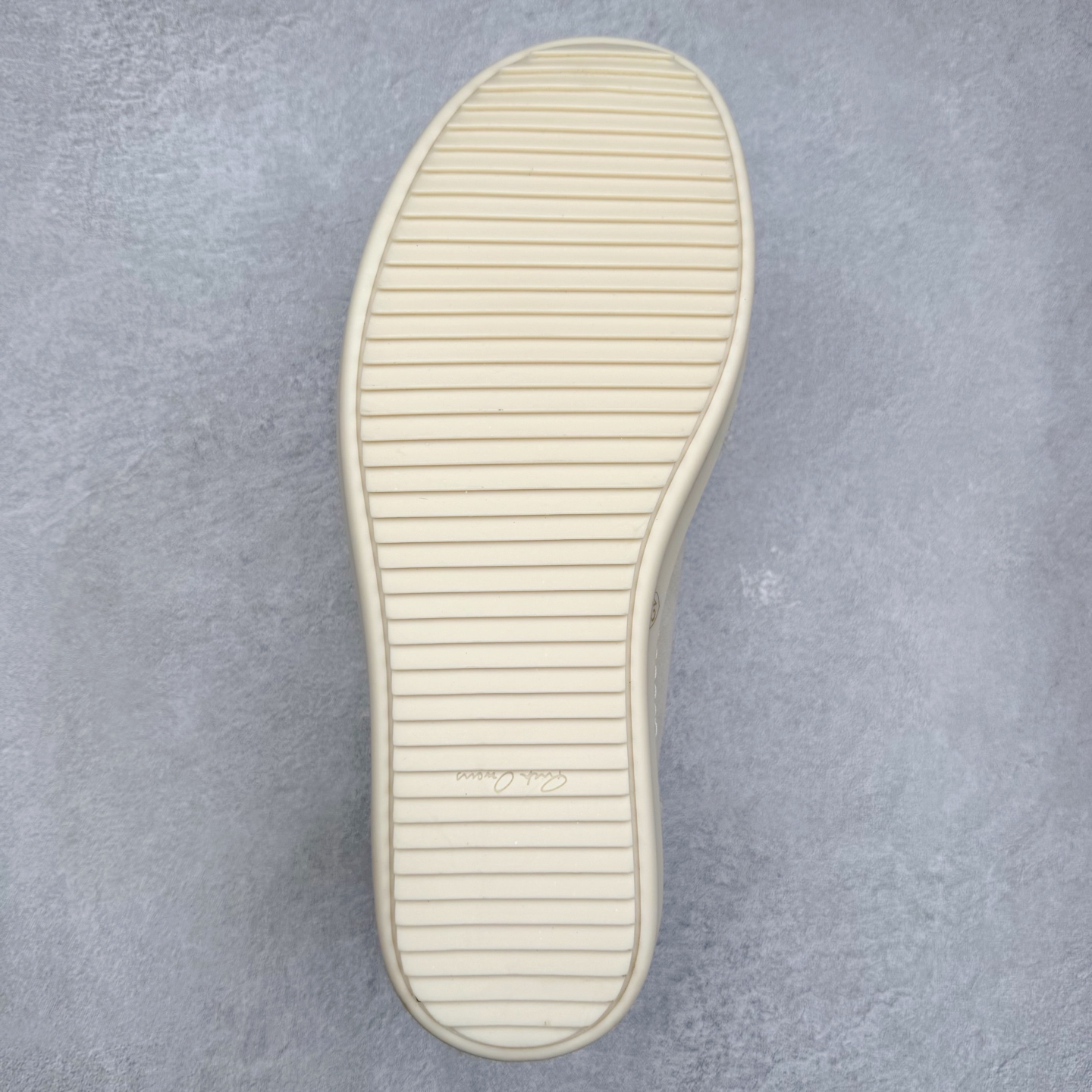 图片[9]-＃纯原 Rick Owens Edfu 瑞克·欧文斯低帮皮面时尚运动板鞋 最新版底模 drkshdw字体凸出来的 无半点色差 斜纹布的材质和间距都是极致还原 【鞋头采用原版一致工艺 又翘又歪的效果目前这个技术市面上的任何版本都达不到这个效果】【经历了3个半月时间洪师傅带领8人团队终于研究出1-1复刻还原版本 东莞厚街洪师傅是一位有着17年的开板师经验丰富的一位老师傅 一针一孔的研究 私模开发205个走针69个细节一步到位不敢说百分百💯保证有百分之98还原 慢工出细活 好的产品不怕晚 这次的开发针对艺术家 收藏家 高品质的人群 定制品牌logo的拉链 超大一比一规格礼盒装 重达3斤以上 外加定制欧文斯保护盒 配有日文、英文 双语种配件卡片 细节诠释 一件不落 鞋盒翻盖 三标 正面+底部都一一做到 虽然增加不了实质的成本 但是打磨产品的细节 再微小也会还原 尺码：38 39 40 41 42 43 44 45 46-选品中心