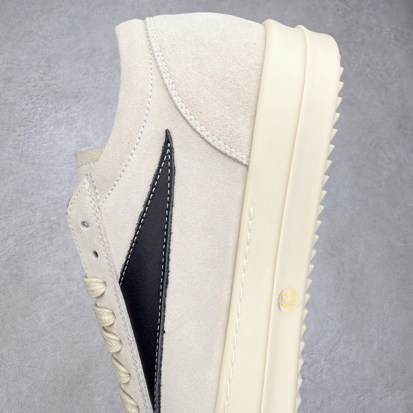 图片[7]-＃纯原 Rick Owens Edfu 瑞克·欧文斯低帮皮面时尚运动板鞋 最新版底模 drkshdw字体凸出来的 无半点色差 斜纹布的材质和间距都是极致还原 【鞋头采用原版一致工艺 又翘又歪的效果目前这个技术市面上的任何版本都达不到这个效果】【经历了3个半月时间洪师傅带领8人团队终于研究出1-1复刻还原版本 东莞厚街洪师傅是一位有着17年的开板师经验丰富的一位老师傅 一针一孔的研究 私模开发205个走针69个细节一步到位不敢说百分百💯保证有百分之98还原 慢工出细活 好的产品不怕晚 这次的开发针对艺术家 收藏家 高品质的人群 定制品牌logo的拉链 超大一比一规格礼盒装 重达3斤以上 外加定制欧文斯保护盒 配有日文、英文 双语种配件卡片 细节诠释 一件不落 鞋盒翻盖 三标 正面+底部都一一做到 虽然增加不了实质的成本 但是打磨产品的细节 再微小也会还原 尺码：38 39 40 41 42 43 44 45 46-选品中心