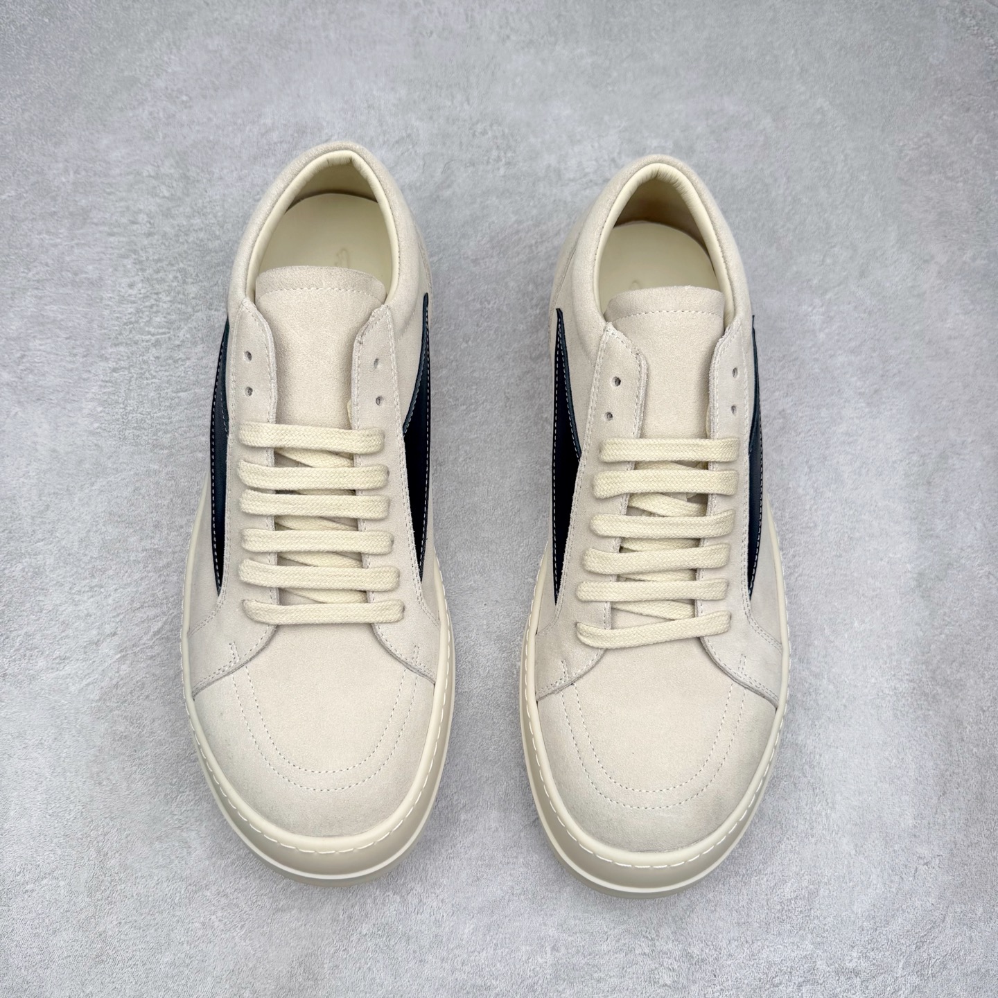 图片[2]-＃纯原 Rick Owens Edfu 瑞克·欧文斯低帮皮面时尚运动板鞋 最新版底模 drkshdw字体凸出来的 无半点色差 斜纹布的材质和间距都是极致还原 【鞋头采用原版一致工艺 又翘又歪的效果目前这个技术市面上的任何版本都达不到这个效果】【经历了3个半月时间洪师傅带领8人团队终于研究出1-1复刻还原版本 东莞厚街洪师傅是一位有着17年的开板师经验丰富的一位老师傅 一针一孔的研究 私模开发205个走针69个细节一步到位不敢说百分百💯保证有百分之98还原 慢工出细活 好的产品不怕晚 这次的开发针对艺术家 收藏家 高品质的人群 定制品牌logo的拉链 超大一比一规格礼盒装 重达3斤以上 外加定制欧文斯保护盒 配有日文、英文 双语种配件卡片 细节诠释 一件不落 鞋盒翻盖 三标 正面+底部都一一做到 虽然增加不了实质的成本 但是打磨产品的细节 再微小也会还原 尺码：38 39 40 41 42 43 44 45 46-选品中心