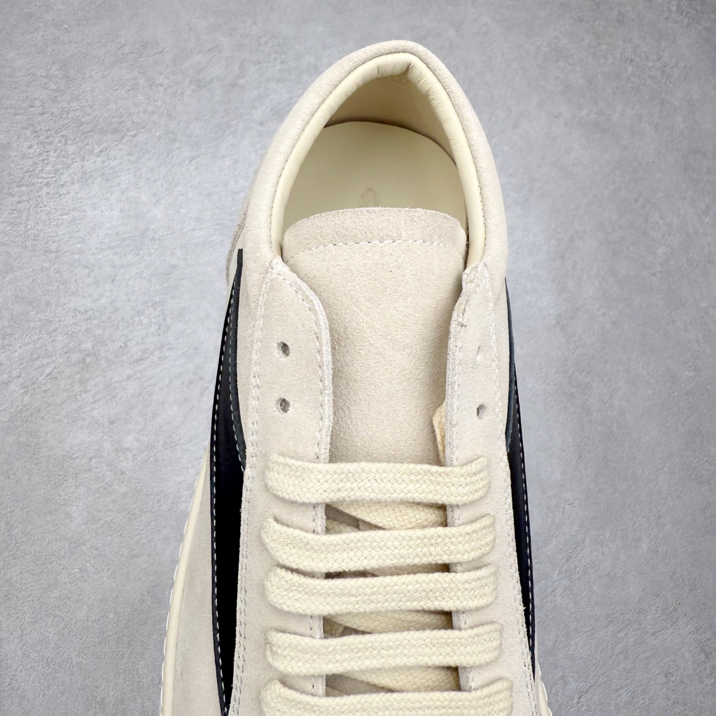 图片[5]-＃纯原 Rick Owens Edfu 瑞克·欧文斯低帮皮面时尚运动板鞋 最新版底模 drkshdw字体凸出来的 无半点色差 斜纹布的材质和间距都是极致还原 【鞋头采用原版一致工艺 又翘又歪的效果目前这个技术市面上的任何版本都达不到这个效果】【经历了3个半月时间洪师傅带领8人团队终于研究出1-1复刻还原版本 东莞厚街洪师傅是一位有着17年的开板师经验丰富的一位老师傅 一针一孔的研究 私模开发205个走针69个细节一步到位不敢说百分百💯保证有百分之98还原 慢工出细活 好的产品不怕晚 这次的开发针对艺术家 收藏家 高品质的人群 定制品牌logo的拉链 超大一比一规格礼盒装 重达3斤以上 外加定制欧文斯保护盒 配有日文、英文 双语种配件卡片 细节诠释 一件不落 鞋盒翻盖 三标 正面+底部都一一做到 虽然增加不了实质的成本 但是打磨产品的细节 再微小也会还原 尺码：38 39 40 41 42 43 44 45 46-选品中心