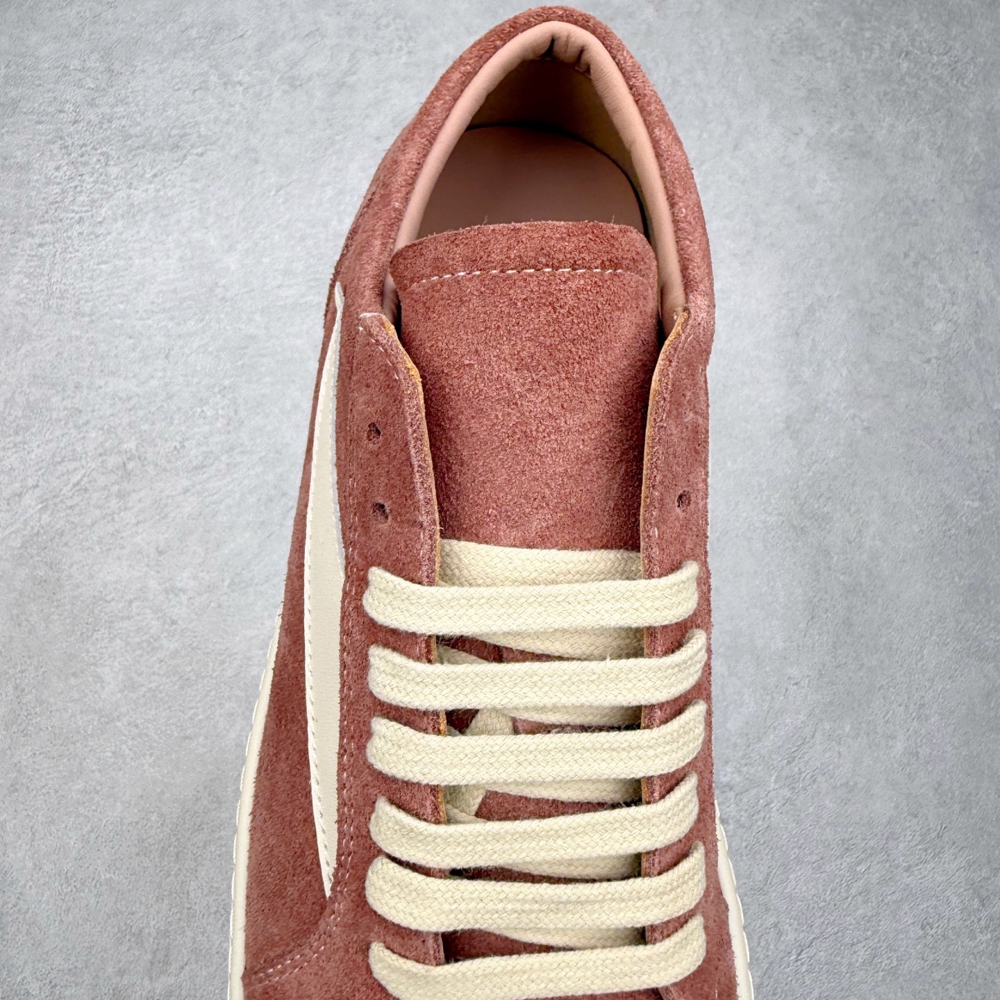 图片[5]-＃纯原 Rick Owens Edfu 瑞克·欧文斯低帮皮面时尚运动板鞋 最新版底模 drkshdw字体凸出来的 无半点色差 斜纹布的材质和间距都是极致还原 【鞋头采用原版一致工艺 又翘又歪的效果目前这个技术市面上的任何版本都达不到这个效果】【经历了3个半月时间洪师傅带领8人团队终于研究出1-1复刻还原版本 东莞厚街洪师傅是一位有着17年的开板师经验丰富的一位老师傅 一针一孔的研究 私模开发205个走针69个细节一步到位不敢说百分百💯保证有百分之98还原 慢工出细活 好的产品不怕晚 这次的开发针对艺术家 收藏家 高品质的人群 定制品牌logo的拉链 超大一比一规格礼盒装 重达3斤以上 外加定制欧文斯保护盒 配有日文、英文 双语种配件卡片 细节诠释 一件不落 鞋盒翻盖 三标 正面+底部都一一做到 虽然增加不了实质的成本 但是打磨产品的细节 再微小也会还原 尺码：38 39 40 41 42 43 44 45 46-选品中心