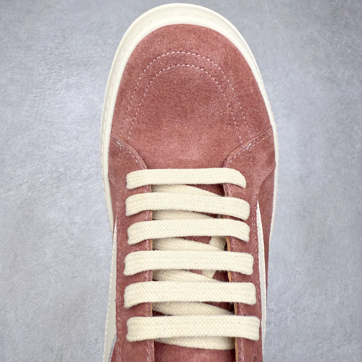 图片[4]-＃纯原 Rick Owens Edfu 瑞克·欧文斯低帮皮面时尚运动板鞋 最新版底模 drkshdw字体凸出来的 无半点色差 斜纹布的材质和间距都是极致还原 【鞋头采用原版一致工艺 又翘又歪的效果目前这个技术市面上的任何版本都达不到这个效果】【经历了3个半月时间洪师傅带领8人团队终于研究出1-1复刻还原版本 东莞厚街洪师傅是一位有着17年的开板师经验丰富的一位老师傅 一针一孔的研究 私模开发205个走针69个细节一步到位不敢说百分百💯保证有百分之98还原 慢工出细活 好的产品不怕晚 这次的开发针对艺术家 收藏家 高品质的人群 定制品牌logo的拉链 超大一比一规格礼盒装 重达3斤以上 外加定制欧文斯保护盒 配有日文、英文 双语种配件卡片 细节诠释 一件不落 鞋盒翻盖 三标 正面+底部都一一做到 虽然增加不了实质的成本 但是打磨产品的细节 再微小也会还原 尺码：38 39 40 41 42 43 44 45 46-选品中心