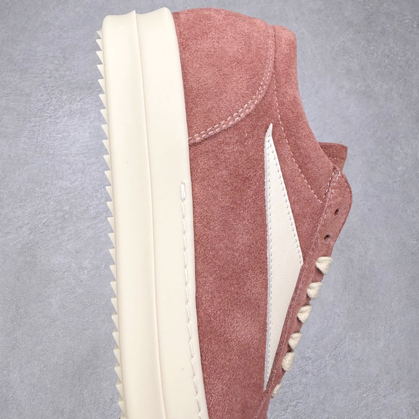 图片[6]-＃纯原 Rick Owens Edfu 瑞克·欧文斯低帮皮面时尚运动板鞋 最新版底模 drkshdw字体凸出来的 无半点色差 斜纹布的材质和间距都是极致还原 【鞋头采用原版一致工艺 又翘又歪的效果目前这个技术市面上的任何版本都达不到这个效果】【经历了3个半月时间洪师傅带领8人团队终于研究出1-1复刻还原版本 东莞厚街洪师傅是一位有着17年的开板师经验丰富的一位老师傅 一针一孔的研究 私模开发205个走针69个细节一步到位不敢说百分百💯保证有百分之98还原 慢工出细活 好的产品不怕晚 这次的开发针对艺术家 收藏家 高品质的人群 定制品牌logo的拉链 超大一比一规格礼盒装 重达3斤以上 外加定制欧文斯保护盒 配有日文、英文 双语种配件卡片 细节诠释 一件不落 鞋盒翻盖 三标 正面+底部都一一做到 虽然增加不了实质的成本 但是打磨产品的细节 再微小也会还原 尺码：38 39 40 41 42 43 44 45 46-选品中心