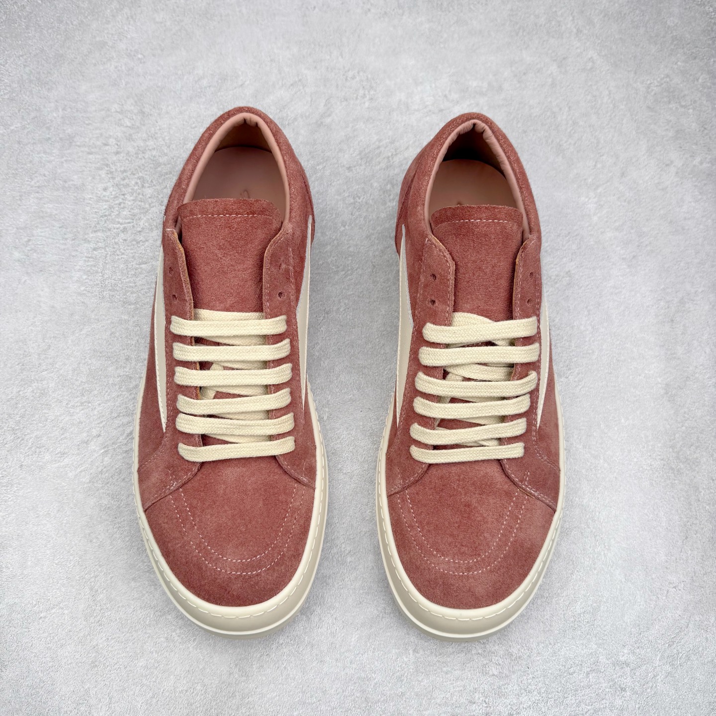 图片[2]-＃纯原 Rick Owens Edfu 瑞克·欧文斯低帮皮面时尚运动板鞋 最新版底模 drkshdw字体凸出来的 无半点色差 斜纹布的材质和间距都是极致还原 【鞋头采用原版一致工艺 又翘又歪的效果目前这个技术市面上的任何版本都达不到这个效果】【经历了3个半月时间洪师傅带领8人团队终于研究出1-1复刻还原版本 东莞厚街洪师傅是一位有着17年的开板师经验丰富的一位老师傅 一针一孔的研究 私模开发205个走针69个细节一步到位不敢说百分百💯保证有百分之98还原 慢工出细活 好的产品不怕晚 这次的开发针对艺术家 收藏家 高品质的人群 定制品牌logo的拉链 超大一比一规格礼盒装 重达3斤以上 外加定制欧文斯保护盒 配有日文、英文 双语种配件卡片 细节诠释 一件不落 鞋盒翻盖 三标 正面+底部都一一做到 虽然增加不了实质的成本 但是打磨产品的细节 再微小也会还原 尺码：38 39 40 41 42 43 44 45 46-选品中心