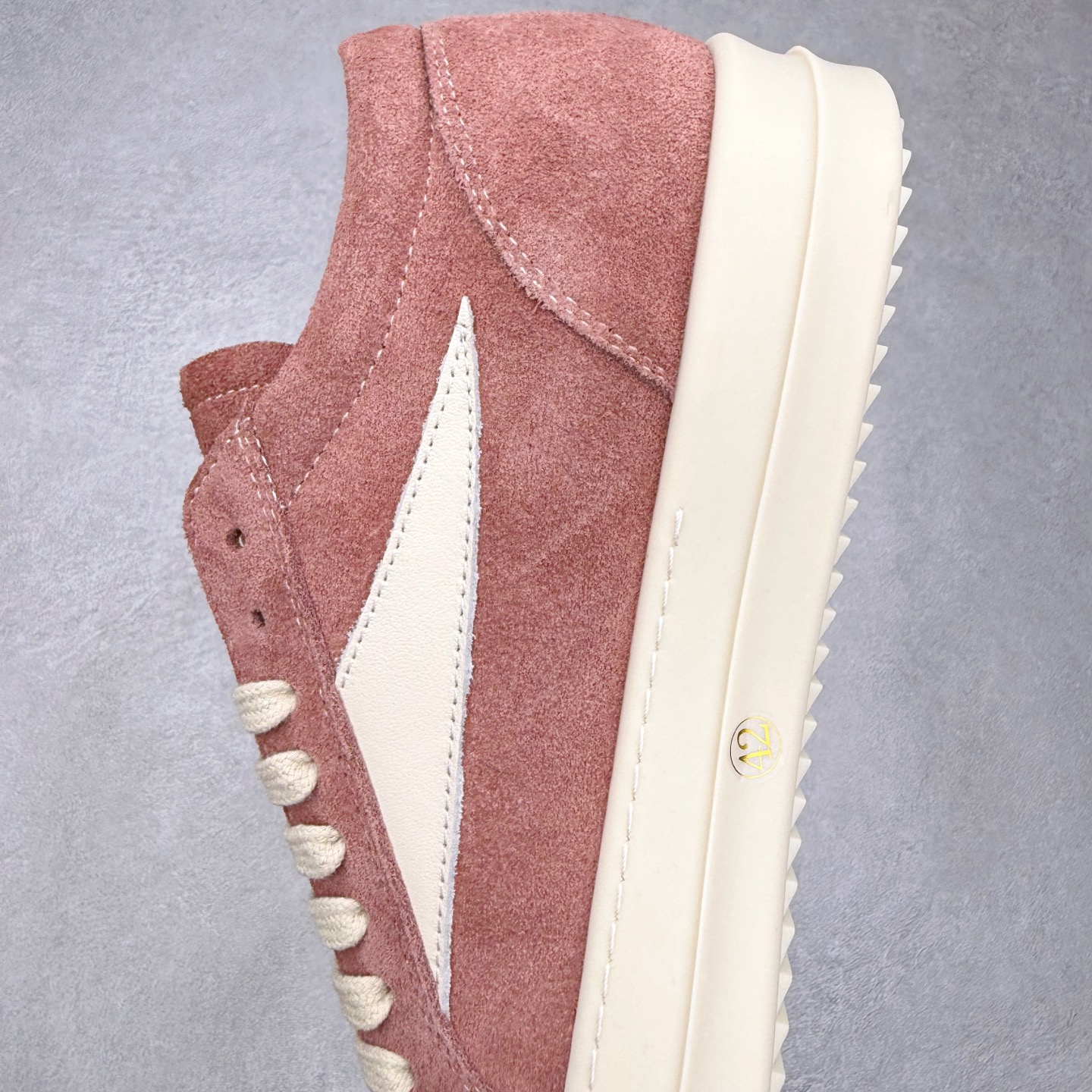 图片[7]-＃纯原 Rick Owens Edfu 瑞克·欧文斯低帮皮面时尚运动板鞋 最新版底模 drkshdw字体凸出来的 无半点色差 斜纹布的材质和间距都是极致还原 【鞋头采用原版一致工艺 又翘又歪的效果目前这个技术市面上的任何版本都达不到这个效果】【经历了3个半月时间洪师傅带领8人团队终于研究出1-1复刻还原版本 东莞厚街洪师傅是一位有着17年的开板师经验丰富的一位老师傅 一针一孔的研究 私模开发205个走针69个细节一步到位不敢说百分百💯保证有百分之98还原 慢工出细活 好的产品不怕晚 这次的开发针对艺术家 收藏家 高品质的人群 定制品牌logo的拉链 超大一比一规格礼盒装 重达3斤以上 外加定制欧文斯保护盒 配有日文、英文 双语种配件卡片 细节诠释 一件不落 鞋盒翻盖 三标 正面+底部都一一做到 虽然增加不了实质的成本 但是打磨产品的细节 再微小也会还原 尺码：38 39 40 41 42 43 44 45 46-选品中心