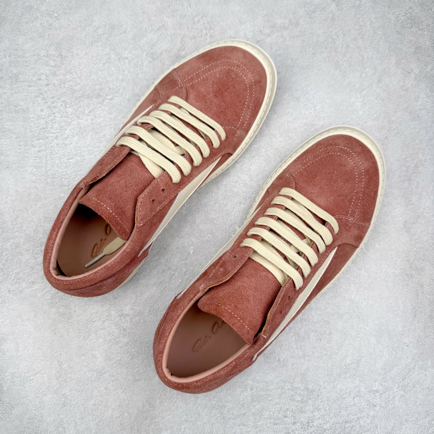 图片[3]-＃纯原 Rick Owens Edfu 瑞克·欧文斯低帮皮面时尚运动板鞋 最新版底模 drkshdw字体凸出来的 无半点色差 斜纹布的材质和间距都是极致还原 【鞋头采用原版一致工艺 又翘又歪的效果目前这个技术市面上的任何版本都达不到这个效果】【经历了3个半月时间洪师傅带领8人团队终于研究出1-1复刻还原版本 东莞厚街洪师傅是一位有着17年的开板师经验丰富的一位老师傅 一针一孔的研究 私模开发205个走针69个细节一步到位不敢说百分百💯保证有百分之98还原 慢工出细活 好的产品不怕晚 这次的开发针对艺术家 收藏家 高品质的人群 定制品牌logo的拉链 超大一比一规格礼盒装 重达3斤以上 外加定制欧文斯保护盒 配有日文、英文 双语种配件卡片 细节诠释 一件不落 鞋盒翻盖 三标 正面+底部都一一做到 虽然增加不了实质的成本 但是打磨产品的细节 再微小也会还原 尺码：38 39 40 41 42 43 44 45 46-选品中心