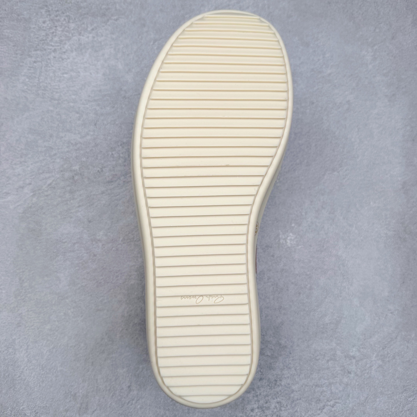 图片[9]-＃纯原 Rick Owens Edfu 瑞克·欧文斯低帮皮面时尚运动板鞋 最新版底模 drkshdw字体凸出来的 无半点色差 斜纹布的材质和间距都是极致还原 【鞋头采用原版一致工艺 又翘又歪的效果目前这个技术市面上的任何版本都达不到这个效果】【经历了3个半月时间洪师傅带领8人团队终于研究出1-1复刻还原版本 东莞厚街洪师傅是一位有着17年的开板师经验丰富的一位老师傅 一针一孔的研究 私模开发205个走针69个细节一步到位不敢说百分百💯保证有百分之98还原 慢工出细活 好的产品不怕晚 这次的开发针对艺术家 收藏家 高品质的人群 定制品牌logo的拉链 超大一比一规格礼盒装 重达3斤以上 外加定制欧文斯保护盒 配有日文、英文 双语种配件卡片 细节诠释 一件不落 鞋盒翻盖 三标 正面+底部都一一做到 虽然增加不了实质的成本 但是打磨产品的细节 再微小也会还原 尺码：38 39 40 41 42 43 44 45 46-选品中心