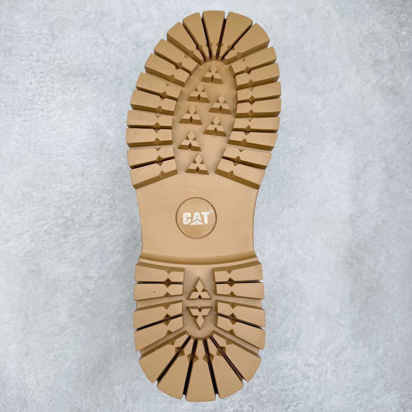 图片[9]-CAT卡特 户外工装轻底休闲马丁靴大黄靴系列 广东大厂品质 全新工艺升级 全鞋真牛皮材料 大底到五金都是代工厂原材料制作 同原版固特异永不开胶工艺 好货不杀猪 首单质量严格把控 全网独家首发 品质毋庸置疑 全套官网统一包装 今年冬季防寒户外专用 日常随意搭配 尺码：39 40 41 42 43 44（皮鞋码）-选品中心