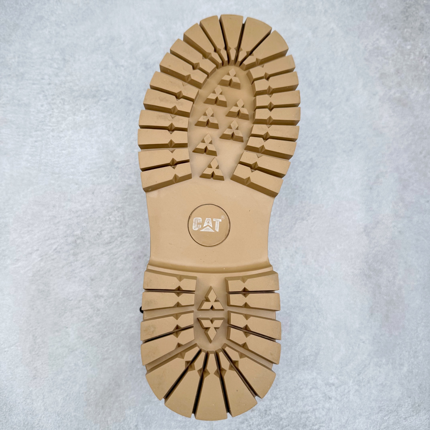 图片[9]-CAT卡特 户外工装轻底休闲马丁靴大黄靴系列 广东大厂品质 全新工艺升级 全鞋真牛皮材料 大底到五金都是代工厂原材料制作 同原版固特异永不开胶工艺 好货不杀猪 首单质量严格把控 全网独家首发 品质毋庸置疑 全套官网统一包装 今年冬季防寒户外专用 日常随意搭配 尺码：39 40 41 42 43 44（皮鞋码）-选品中心