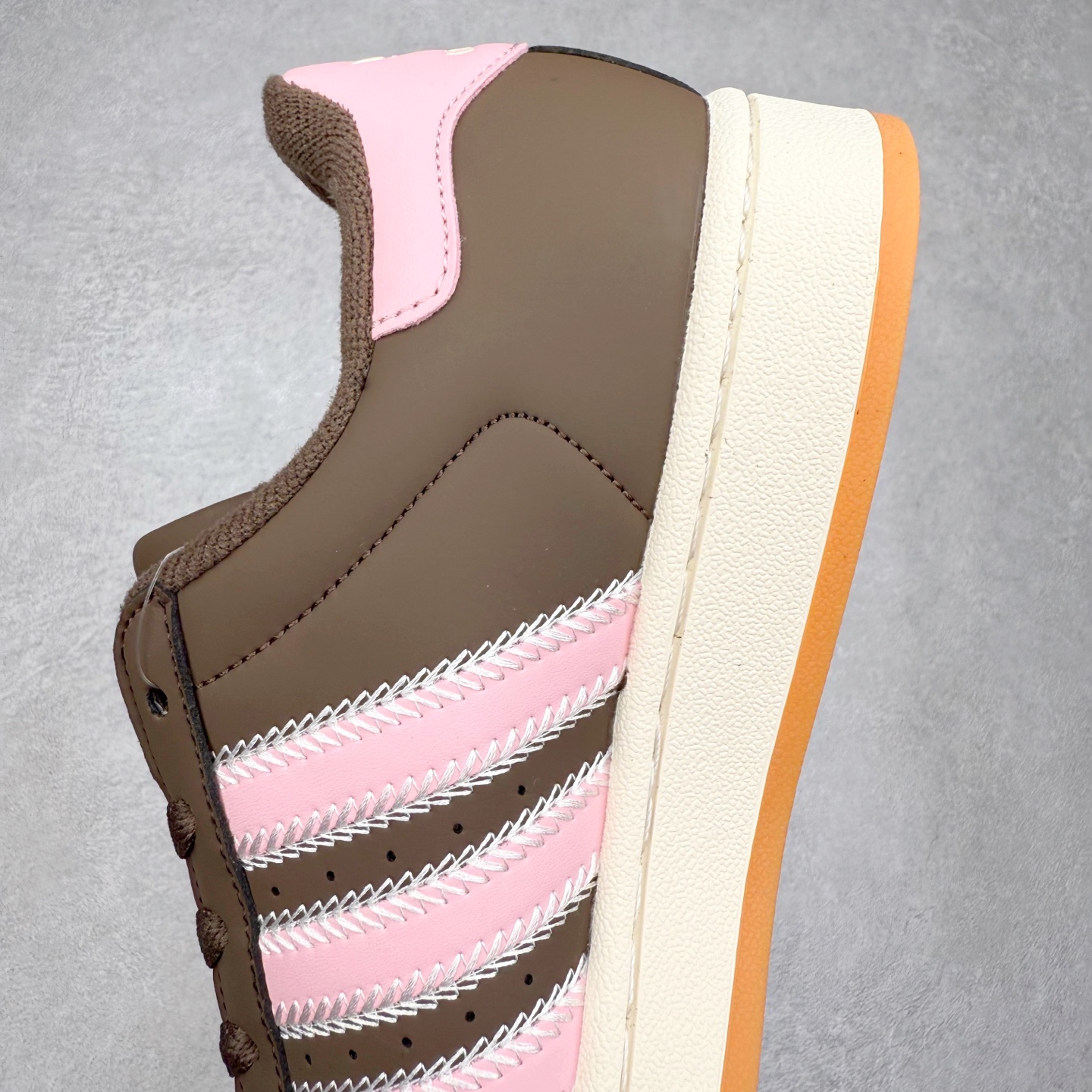 图片[7]-AD Originals Superstar 经典复古贝壳头板鞋 JP8167 诞生于1969年 是第一双将全皮面鞋 身与橡胶鞋头结合在一起的低帮篮球鞋 Superstar最开始 是作为高帮篮球鞋Pro Model的低帮版本而出现的 但因为其独特和醒目的橡胶鞋头造型而让大家熟知 被大家形象地称为\\\”shelltoe\\\”贝壳头 在70年代的美国职业篮球场上 接近3/4的NBA球员都将这双Superstar作为场上用鞋 80年代之后 经过不断的改良和发展 Superstar逐渐成为横跨时装、音乐、街头文化、休闲和运动等各大领域的时尚潮鞋 尺码：36 36.5 37 38 38.5 39 40 40.5 41 42 42.5 43 44 44.5 45-选品中心