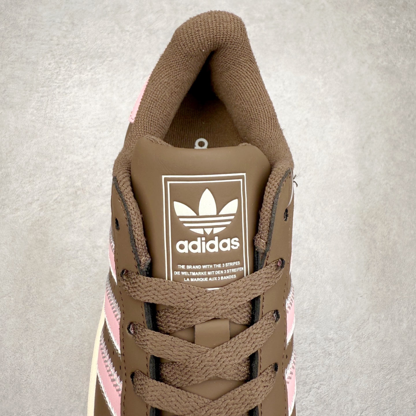 图片[5]-AD Originals Superstar 经典复古贝壳头板鞋 JP8167 诞生于1969年 是第一双将全皮面鞋 身与橡胶鞋头结合在一起的低帮篮球鞋 Superstar最开始 是作为高帮篮球鞋Pro Model的低帮版本而出现的 但因为其独特和醒目的橡胶鞋头造型而让大家熟知 被大家形象地称为\\\”shelltoe\\\”贝壳头 在70年代的美国职业篮球场上 接近3/4的NBA球员都将这双Superstar作为场上用鞋 80年代之后 经过不断的改良和发展 Superstar逐渐成为横跨时装、音乐、街头文化、休闲和运动等各大领域的时尚潮鞋 尺码：36 36.5 37 38 38.5 39 40 40.5 41 42 42.5 43 44 44.5 45-选品中心