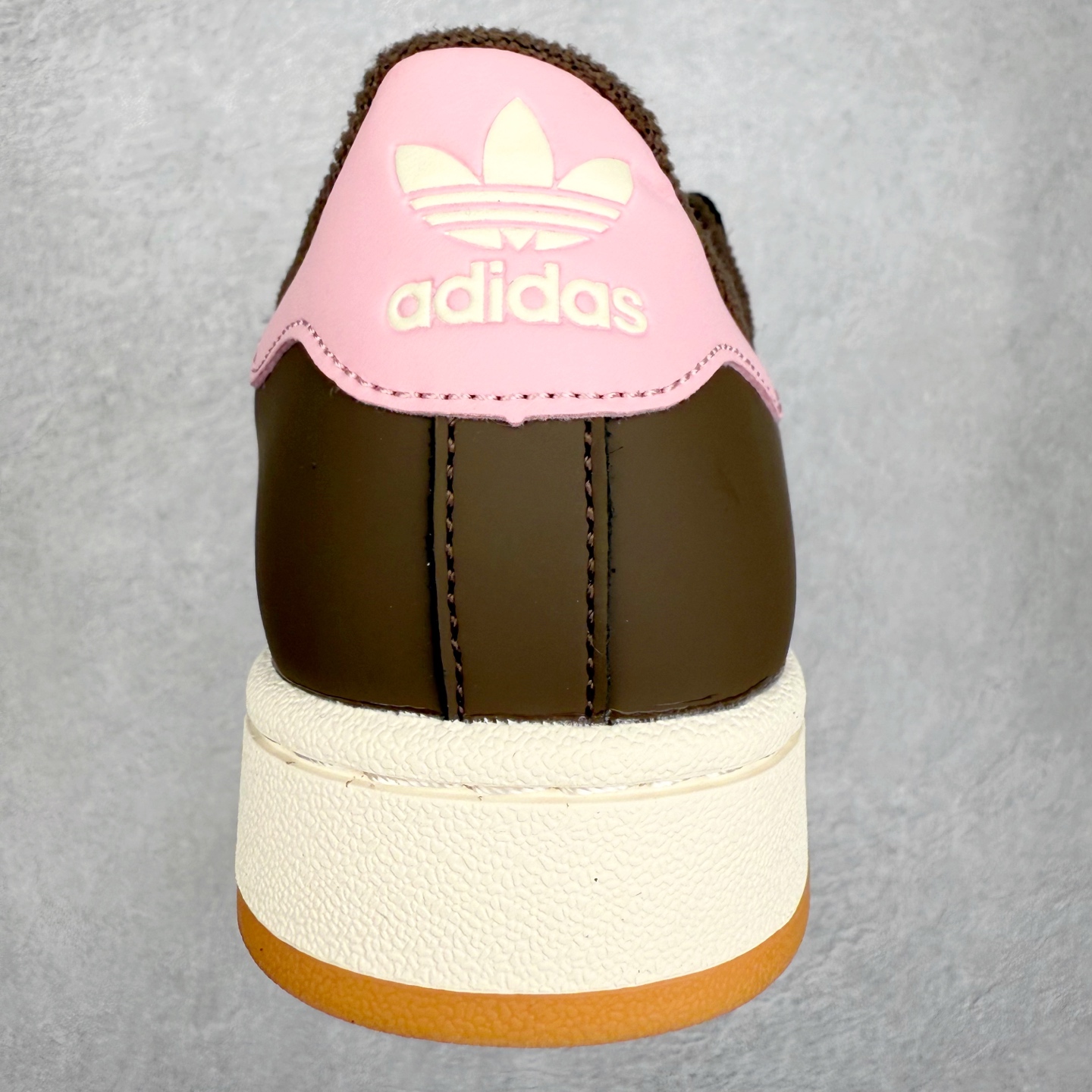 图片[8]-AD Originals Superstar 经典复古贝壳头板鞋 JP8167 诞生于1969年 是第一双将全皮面鞋 身与橡胶鞋头结合在一起的低帮篮球鞋 Superstar最开始 是作为高帮篮球鞋Pro Model的低帮版本而出现的 但因为其独特和醒目的橡胶鞋头造型而让大家熟知 被大家形象地称为\\\”shelltoe\\\”贝壳头 在70年代的美国职业篮球场上 接近3/4的NBA球员都将这双Superstar作为场上用鞋 80年代之后 经过不断的改良和发展 Superstar逐渐成为横跨时装、音乐、街头文化、休闲和运动等各大领域的时尚潮鞋 尺码：36 36.5 37 38 38.5 39 40 40.5 41 42 42.5 43 44 44.5 45-选品中心