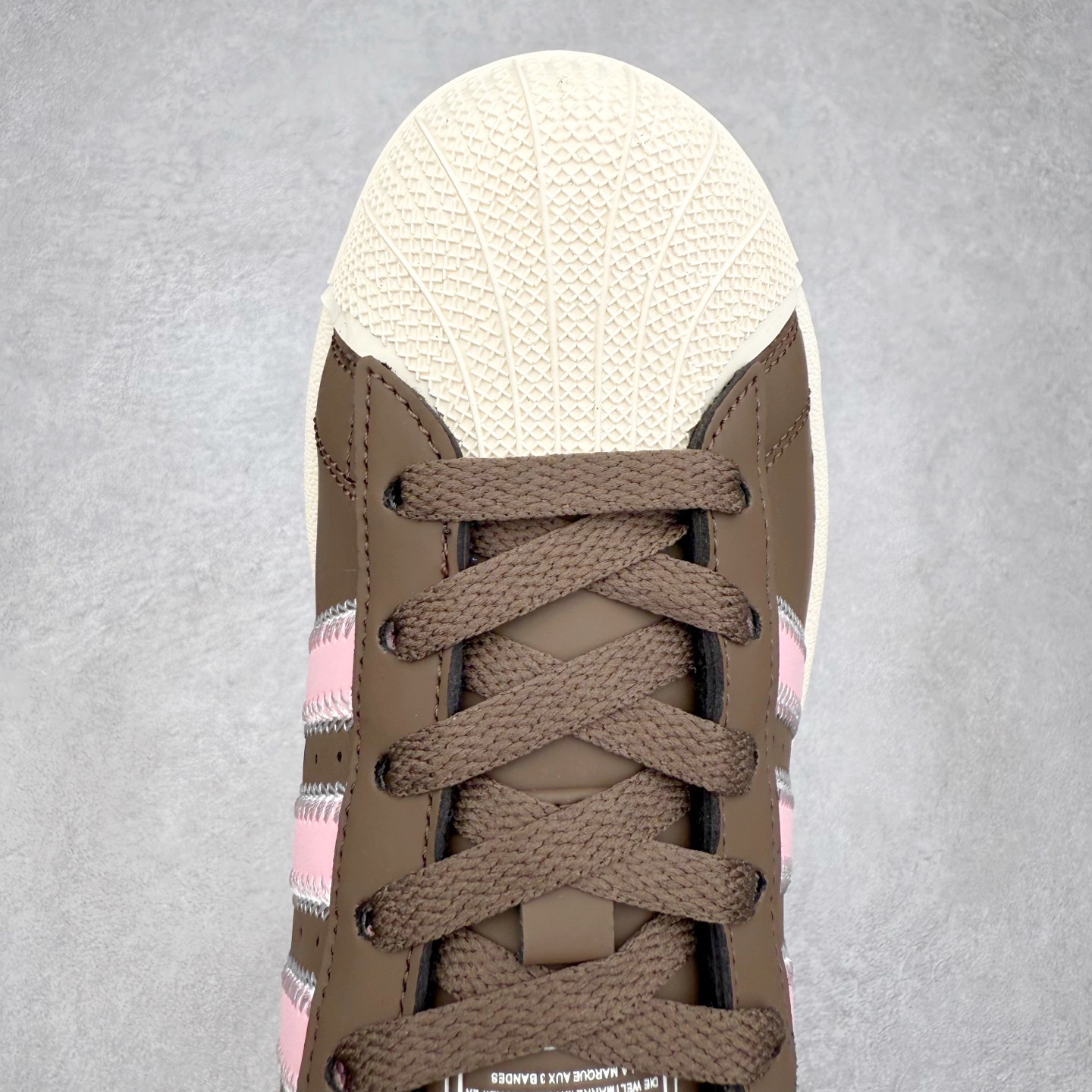 图片[4]-AD Originals Superstar 经典复古贝壳头板鞋 JP8167 诞生于1969年 是第一双将全皮面鞋 身与橡胶鞋头结合在一起的低帮篮球鞋 Superstar最开始 是作为高帮篮球鞋Pro Model的低帮版本而出现的 但因为其独特和醒目的橡胶鞋头造型而让大家熟知 被大家形象地称为\\\”shelltoe\\\”贝壳头 在70年代的美国职业篮球场上 接近3/4的NBA球员都将这双Superstar作为场上用鞋 80年代之后 经过不断的改良和发展 Superstar逐渐成为横跨时装、音乐、街头文化、休闲和运动等各大领域的时尚潮鞋 尺码：36 36.5 37 38 38.5 39 40 40.5 41 42 42.5 43 44 44.5 45-选品中心