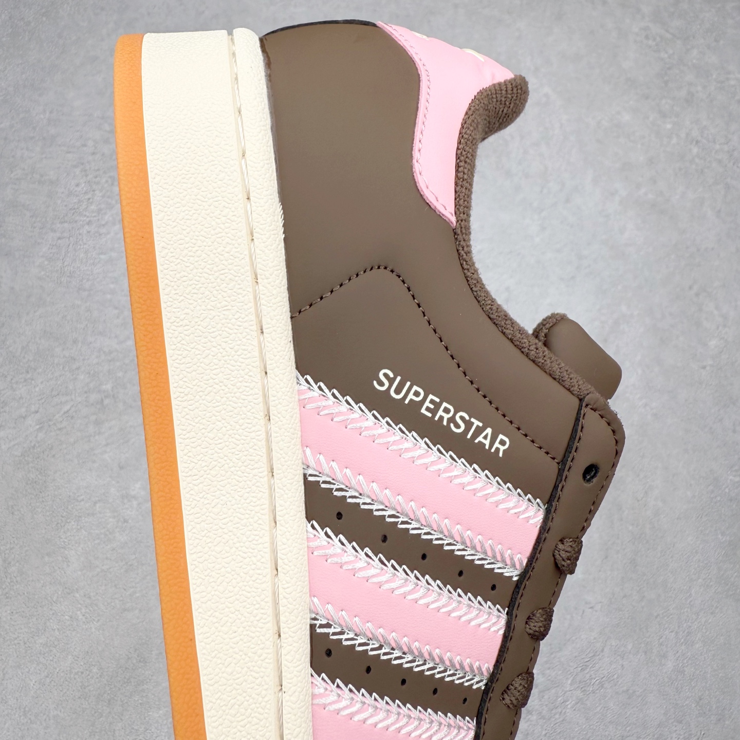 图片[6]-AD Originals Superstar 经典复古贝壳头板鞋 JP8167 诞生于1969年 是第一双将全皮面鞋 身与橡胶鞋头结合在一起的低帮篮球鞋 Superstar最开始 是作为高帮篮球鞋Pro Model的低帮版本而出现的 但因为其独特和醒目的橡胶鞋头造型而让大家熟知 被大家形象地称为\\\”shelltoe\\\”贝壳头 在70年代的美国职业篮球场上 接近3/4的NBA球员都将这双Superstar作为场上用鞋 80年代之后 经过不断的改良和发展 Superstar逐渐成为横跨时装、音乐、街头文化、休闲和运动等各大领域的时尚潮鞋 尺码：36 36.5 37 38 38.5 39 40 40.5 41 42 42.5 43 44 44.5 45-选品中心